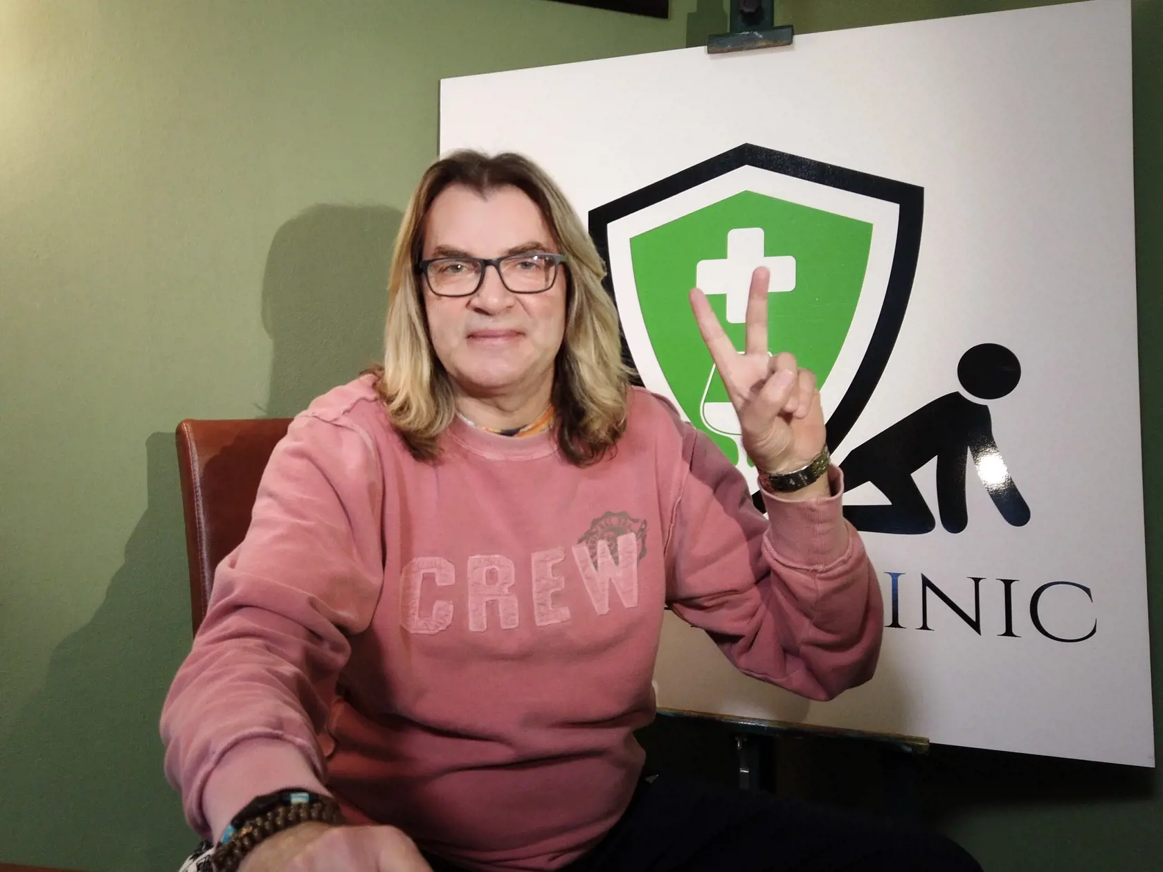 Gesto Braňa Mojseja znamená, že jeho klinika zažíva úspešné obdobie. Neznamená to samozrejme, že by ho narastajúci počet závislých tešil.