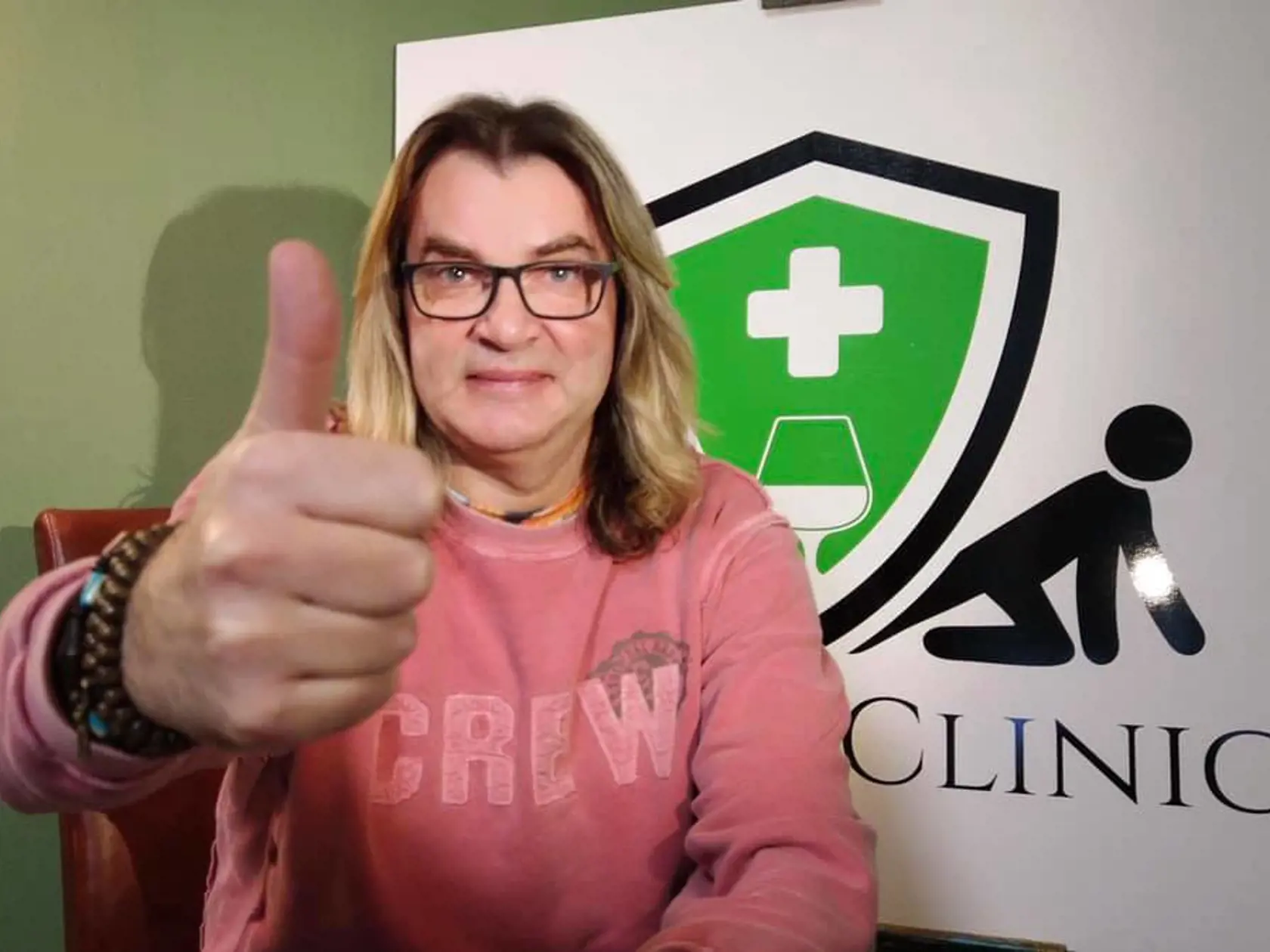 Gesto Braňa Mojseja znamená, že jeho klinika zažíva úspešné obdobie. Neznamená to samozrejme, že by ho narastajúci počet závislých tešil.