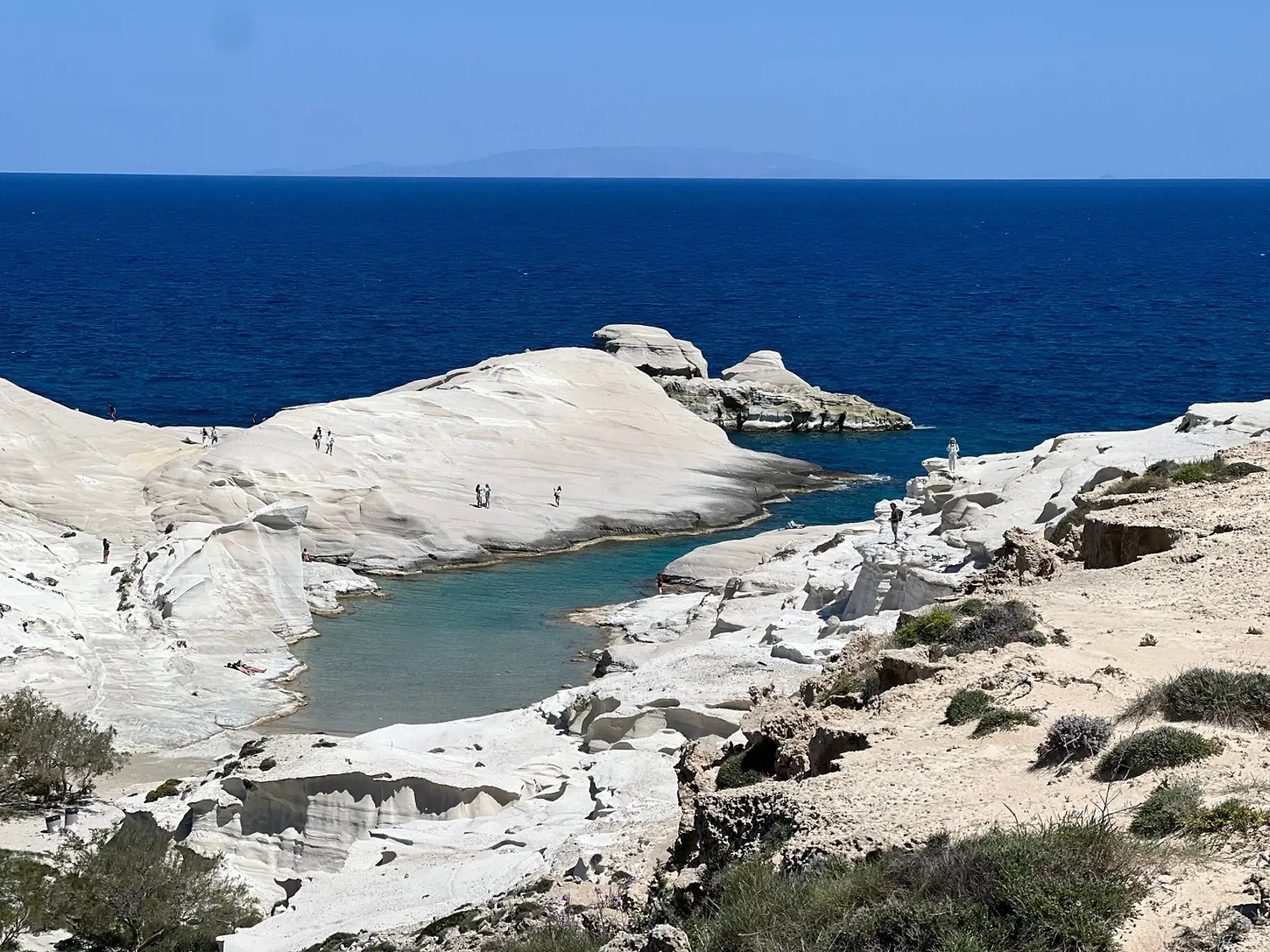 Ostrov Milos, Grécko. Z obľúbenej dovolenkovej destinácie Slovákov sa tento rok stratilo už niekoľko turistov.