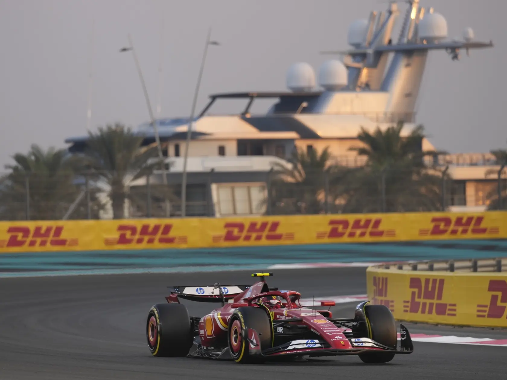 AZ21 Abú Zabí - Na snímke jazdec F1 za Ferrari Carlos Sainz zo Španielska počas druhého voľného tréningu pred VC Abú Zabí v piatok 6. decembra 2024 v Abú Zabí. FOTO TASR/AP


Ferrari driver Carlos Sainz of Spain in action during the practice ahead of the Formula One Abu Dhabi Grand Prix at the Yas Marina Circuit in Abu Dhabi, UAE, Friday, Dec. 6, 2024. (AP Photo/Darko Bandic)