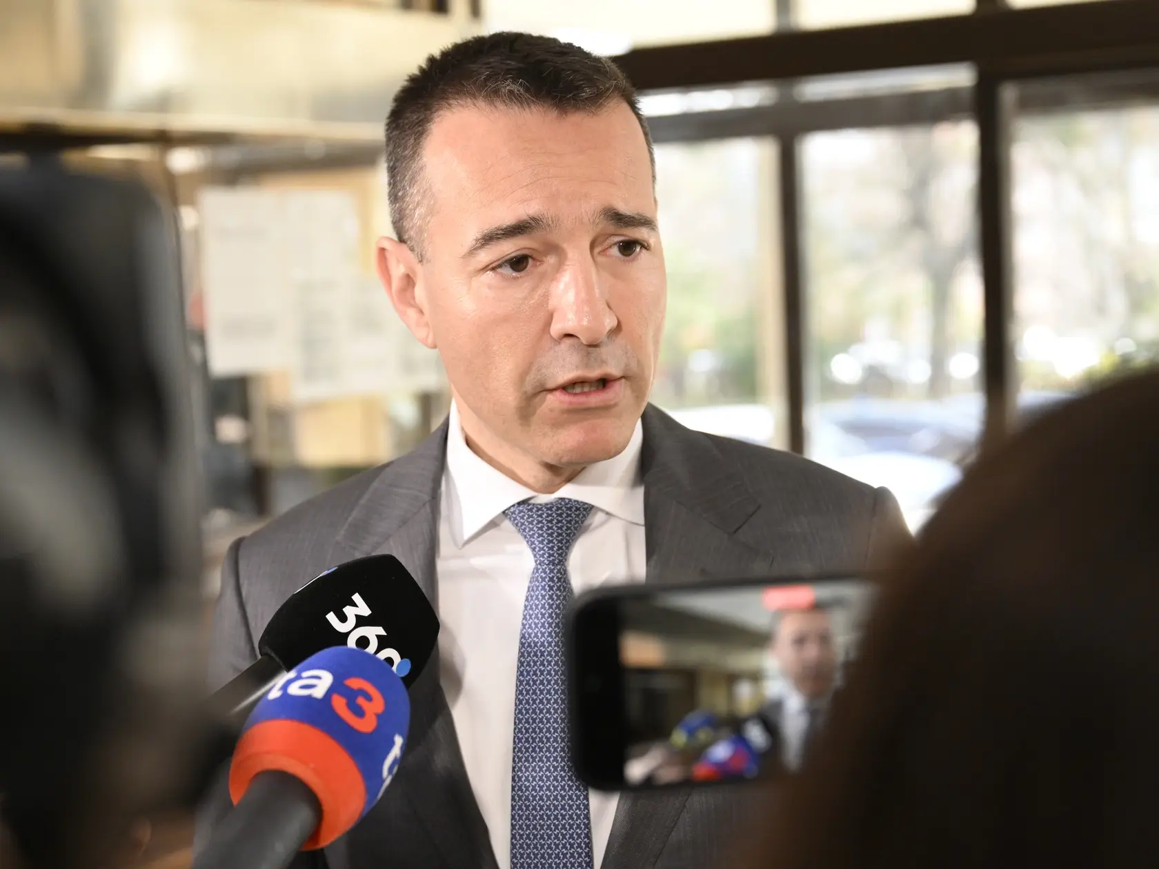Na snímke minister školstva, výskumu, vývoja a mládeže SR Tomáš Drucker (Hlas-SD) počas príchodu na 80. zasadnutie vlády SR 26. marca 2025 v Bratislave.