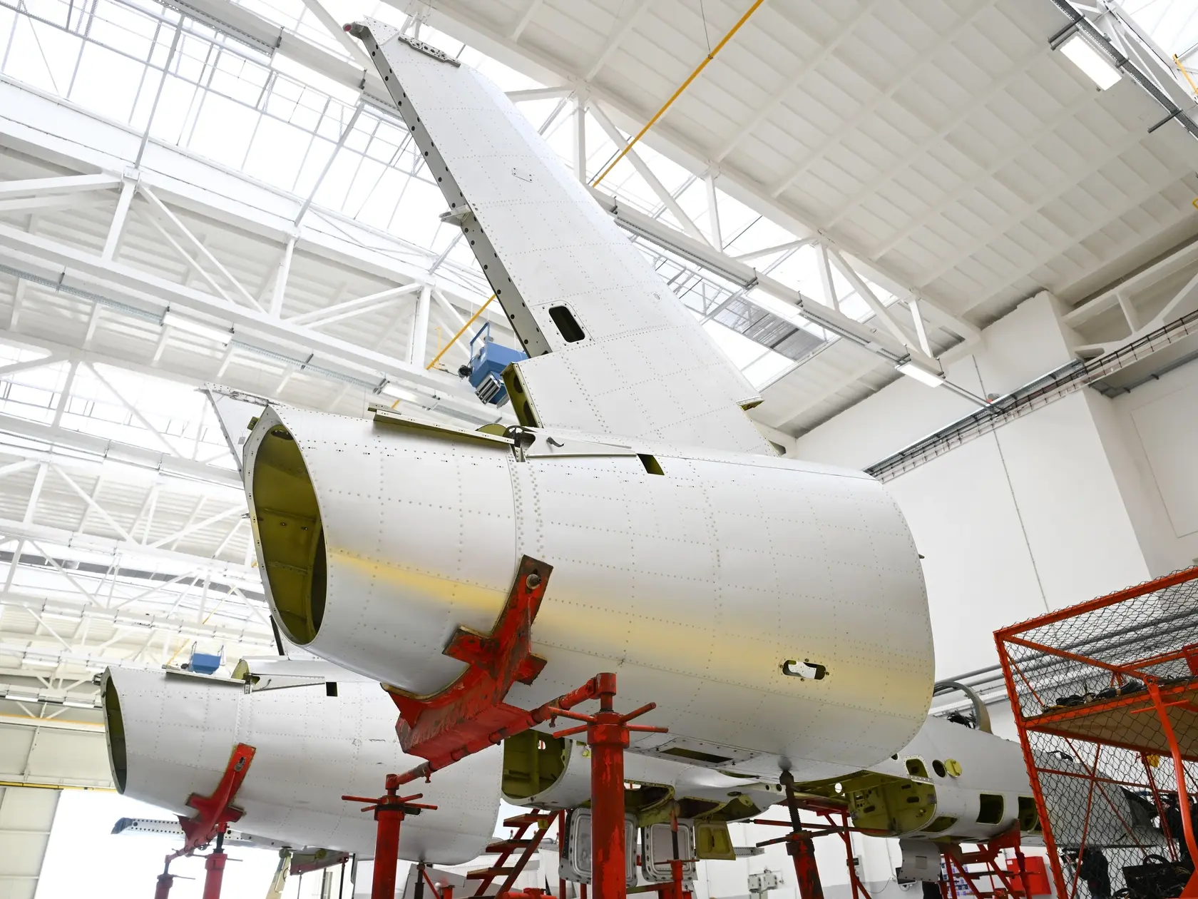 Na snímke časti lietadla Aero L-39 Albatros v hangári Leteckých opravovní Trenčín a.s. (LOTN) v Trenčíne v stredu 9. apríla 2025. V štátnej spoločnosti Letecké opravovne Trenčín (LOTN) budú opravovať lietadlá F-16. Dohodu o založení spoločnej organizácie na opravu a údržbu lietadiel F-16 podpísali v stredu riaditeľ LOTN Juraj Lauš a prezident nórskej spoločnosti Kongsberg Aviation Maintenance Services (KAMS) André Jaegtvik. FOTO TASR - Martin Medňanský

