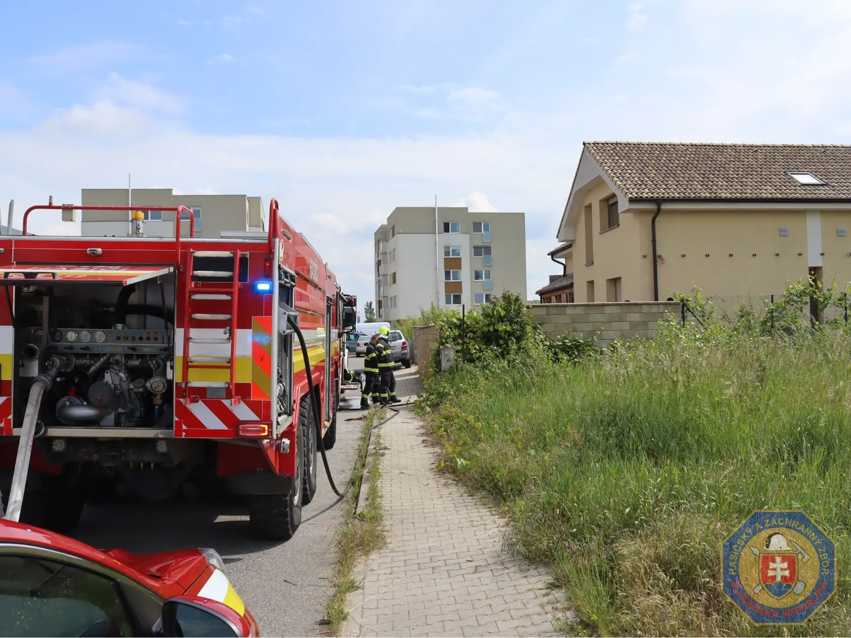 Bratislavskí hasiči v stredu (21. 5.) poobede zasahovali pri požiari v rodinnom dome na Ulici Eugena Suchoňa v Pezinku.