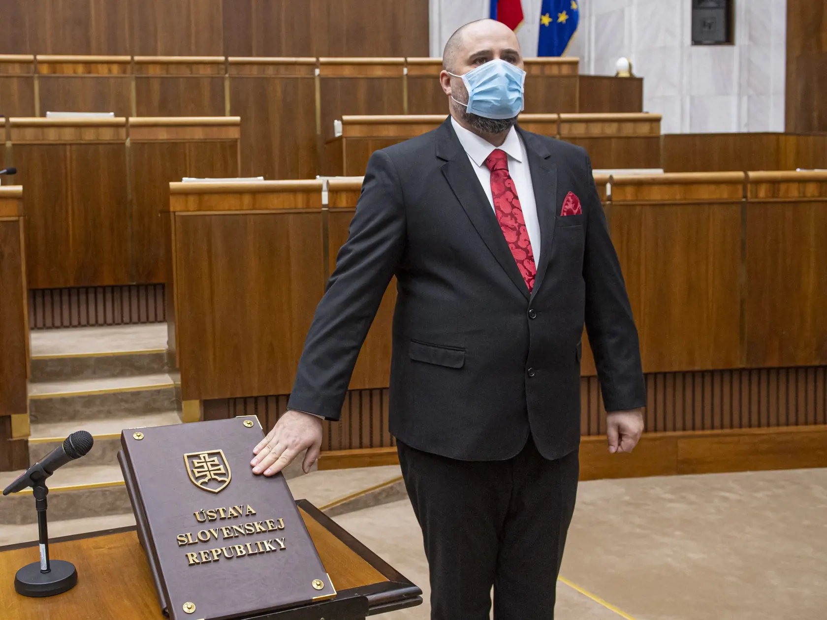 Patrick Linhart sa postavil proti predĺženiu núdzového stavu. Podporí ho aj ďalší poslanec Sme rodina Martin Borguľa?