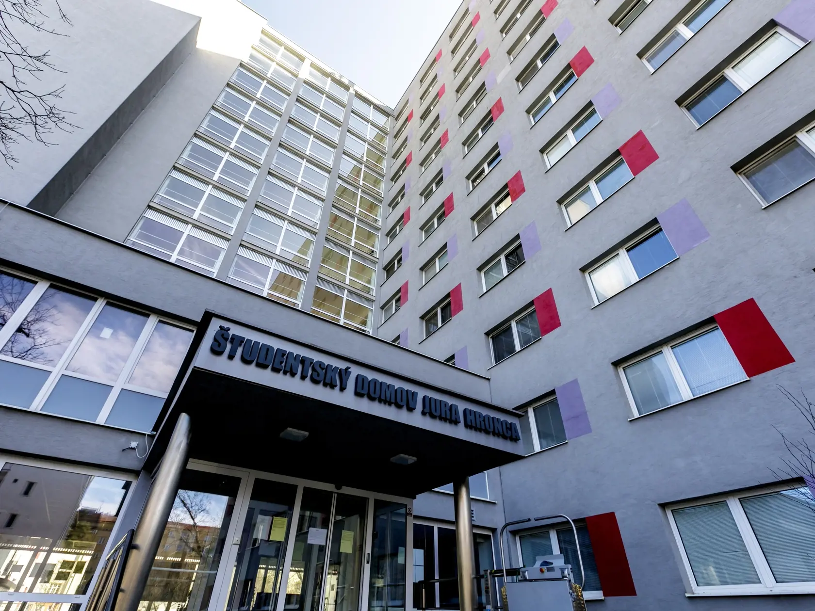 Hoci úprava zasiahne len obmedzený počet študentov a zamestnancov, respektíve hostí v ubytovacích zariadeniach univerzity a na obmedzený čas, spôsobí im nárast životných nákladov.