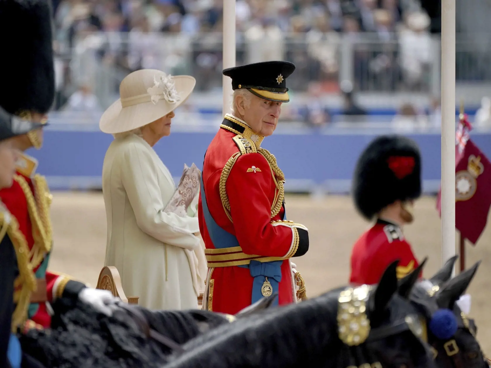 Britský kráľ Karol III. (uprostred) a britská kráľovná Kamila sledujú vojenskú prehliadku Trooping the Colour, ktorá sa koná na počesť jeho narodenín v Londýne v sobotu 15. júna 2024. Prehliadka Trooping the Colour sa koná tradične v júni, hoci narodeniny má Karol až 14. novembra. Britskí panovníci však narodeniny oslavujú dvakrát - súkromne aj formou verejnej oslavy. FOTO TASR/AP