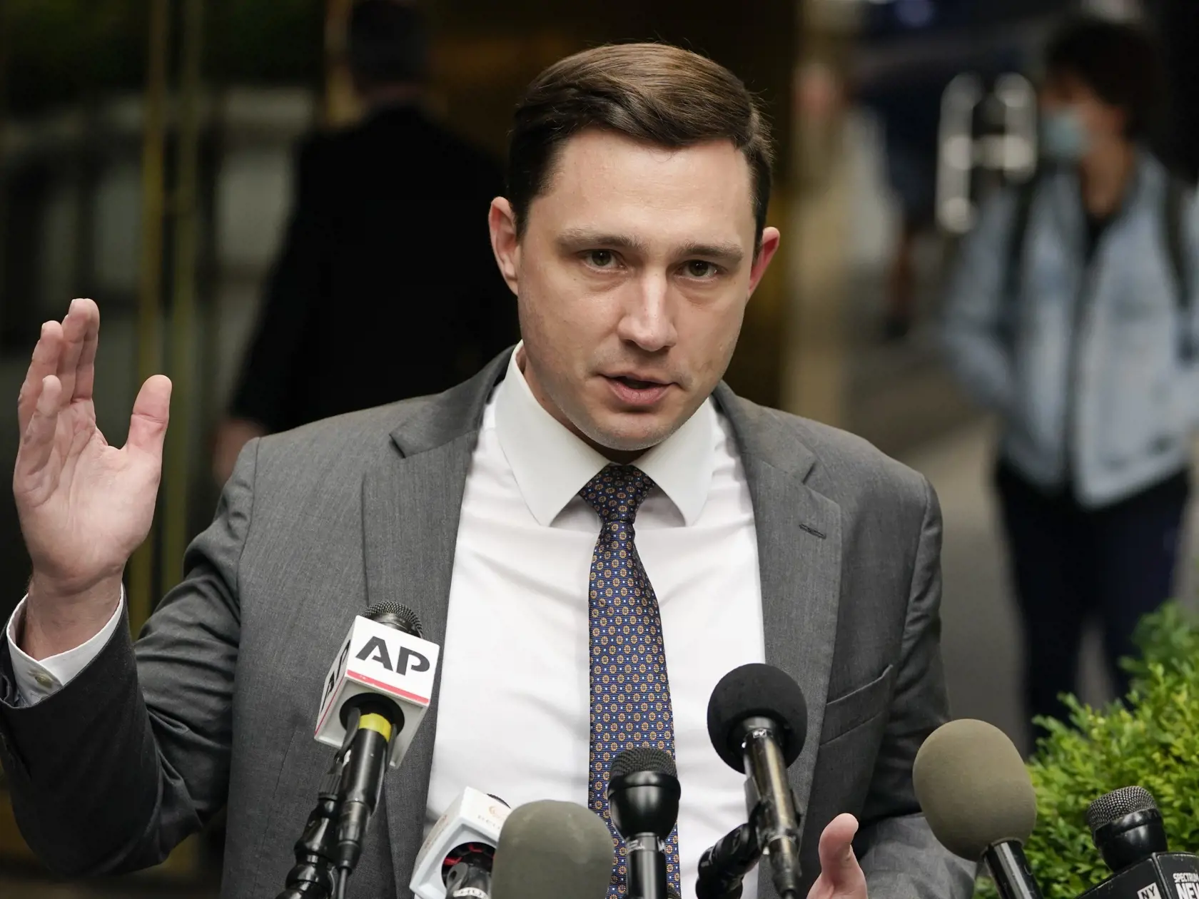 KK8 New York - Právnik poškodených, Benjamin Dictor, hovorí k novinárom 18. októbra 2021 v New Yorku. Bývalý prezident USA Donald Trump v pondelok vypovedal pod prísahou v rámci civilného súdneho procesu, ktorý iniciovala skupina demonštrantov tvrdiaca, že ich v roku 2015 v New Yorku napadli Trumpovi ochrankári. Právnik poškodených, Benjamin Dictor, na tlačovej konferencii informoval, že Trump vypovedal prostredníctvom videokonferencie z budovy Trump Tower v centre Manhattanu. FOTO TASR/AP
Lawy