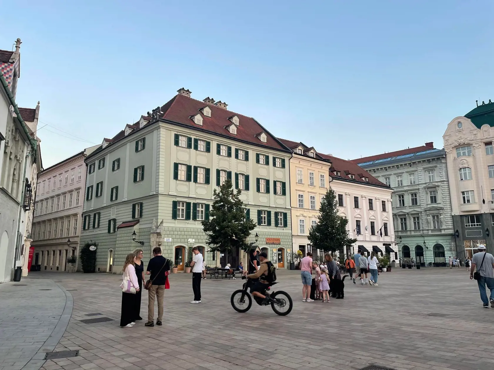 Počas našej hodinovej prechádzky po centre mesta sme žiadne nepokoje nespozorovali.