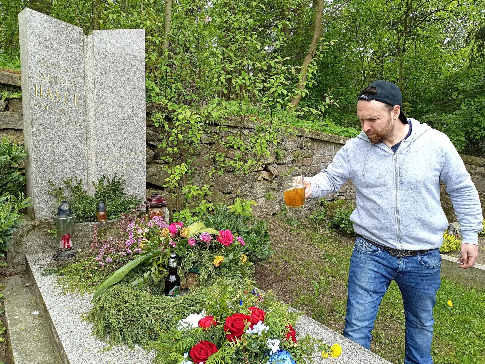 Martin Hašek svojmu pradedovi na hrob pravidelne nosí krígel piva