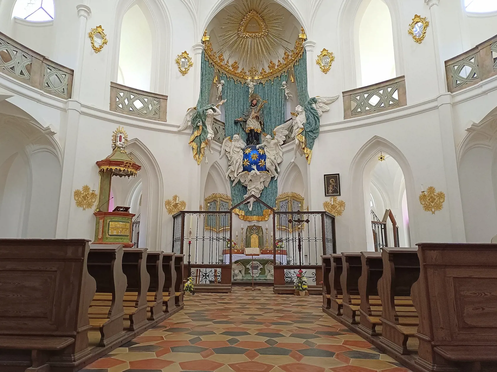 Interiér kostola sv. Jána Nepomuckého na Zelenej Hore