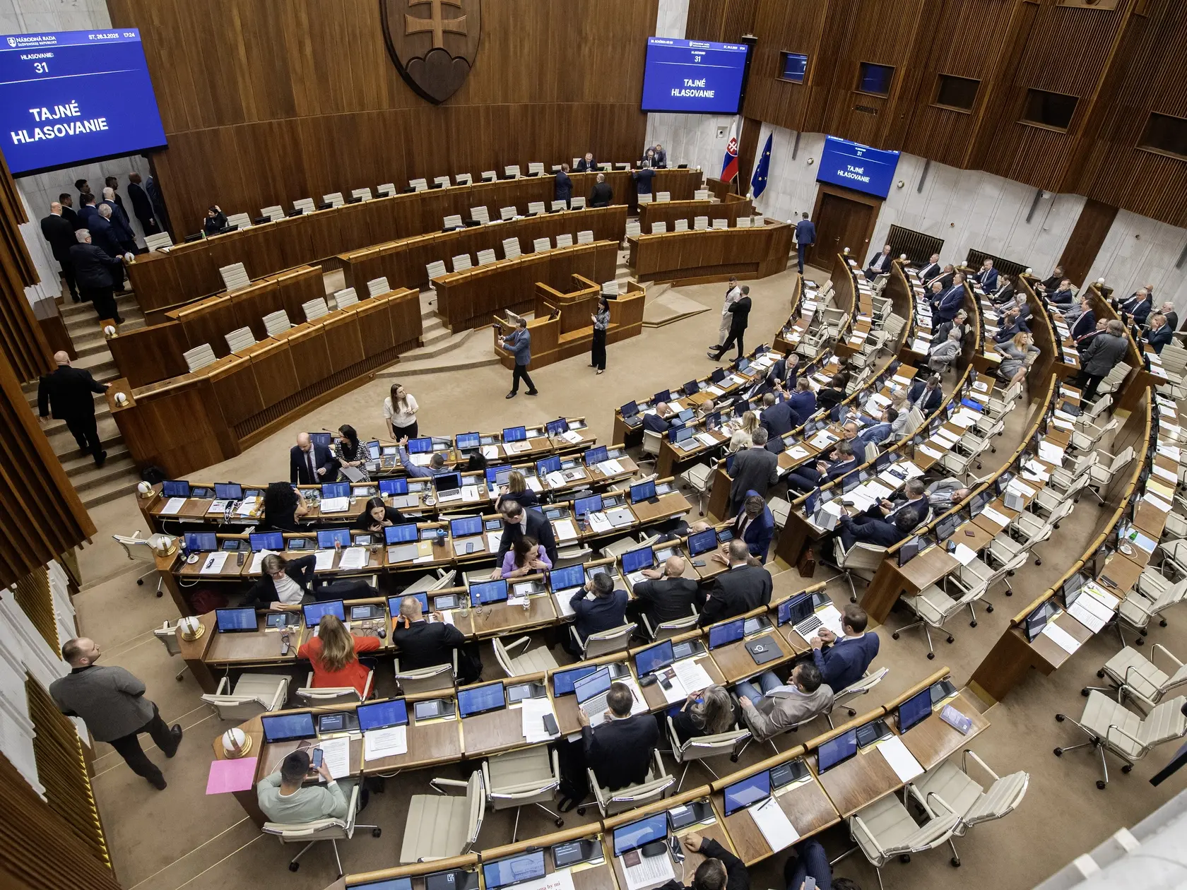 Poslanci Národnej rady (NR) SR počas tajného hlasovania predsedu parlamentu na 33. schôdzi NR SR 26. marca 2025 v Bratislave. Poslanci NR SR pristúpili v stredu podvečer k voľbe predsedu parlamentu a k voľbe predsedu Výboru NR SR pre pôdohospodárstvo a životné prostredie. Volia ich v tajnom hlasovaní. Na post šéfa NR SR kandiduje podpredseda Hlasu-SD Richard Raši, na jeho zvolenie je potrebných aspoň 76 hlasov. FOTO TASR - Martin Baumann