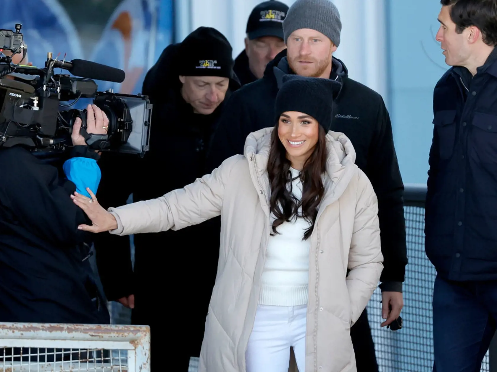 Meghan po asi deviatich mesiacoch ukázala zásnubný prsteň. Bol v oprave, lebo sa uvoľnilo nastavenie.