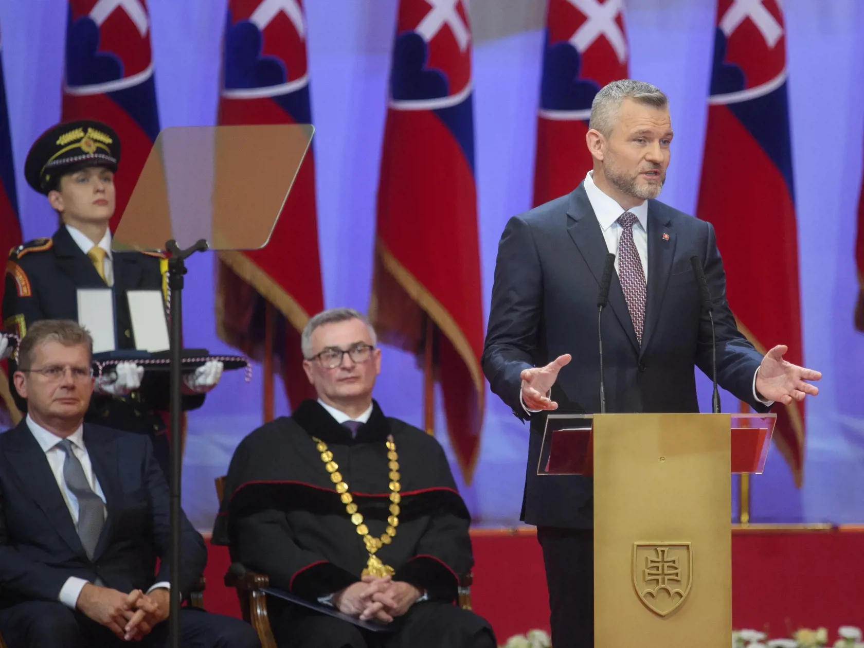 Na snímke vpravo prezident SR Peter Pellegrini počas príhovoru po zložení prezidentského sľubu na slávnostnej schôdzi NR SR v budove Slovenskej filharmónie 15. júna 2024 v Bratislave.