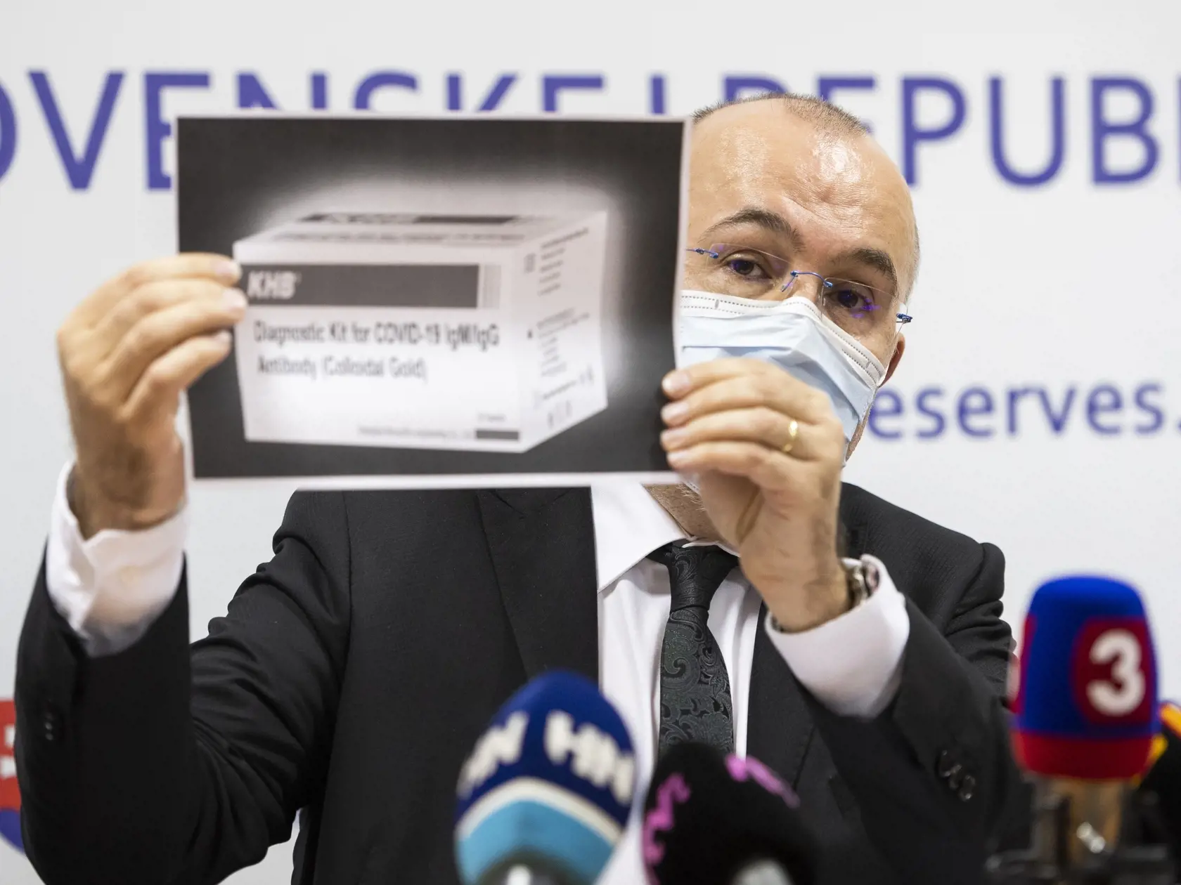 Expredseda Správy štátnych hmotných rezerv Kajetán Kičura s ukážkou testu na ochorenie COVID-19.