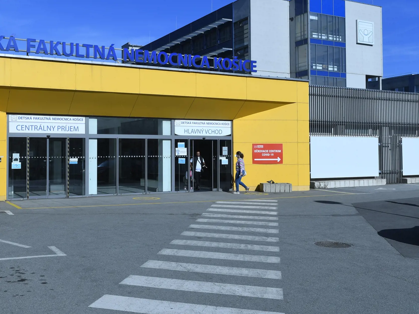 Na snímke hlavný vchod do Detskej fakultnej nemocnice v Košiciach 17. októbra 2022. Otvorenie zrekonštruovaných priestorov na oddelení ORL v Detskej fakultnej nemocnici DFN v Košiciach na Triede SNP. FOTO TASR – Milan Kapusta