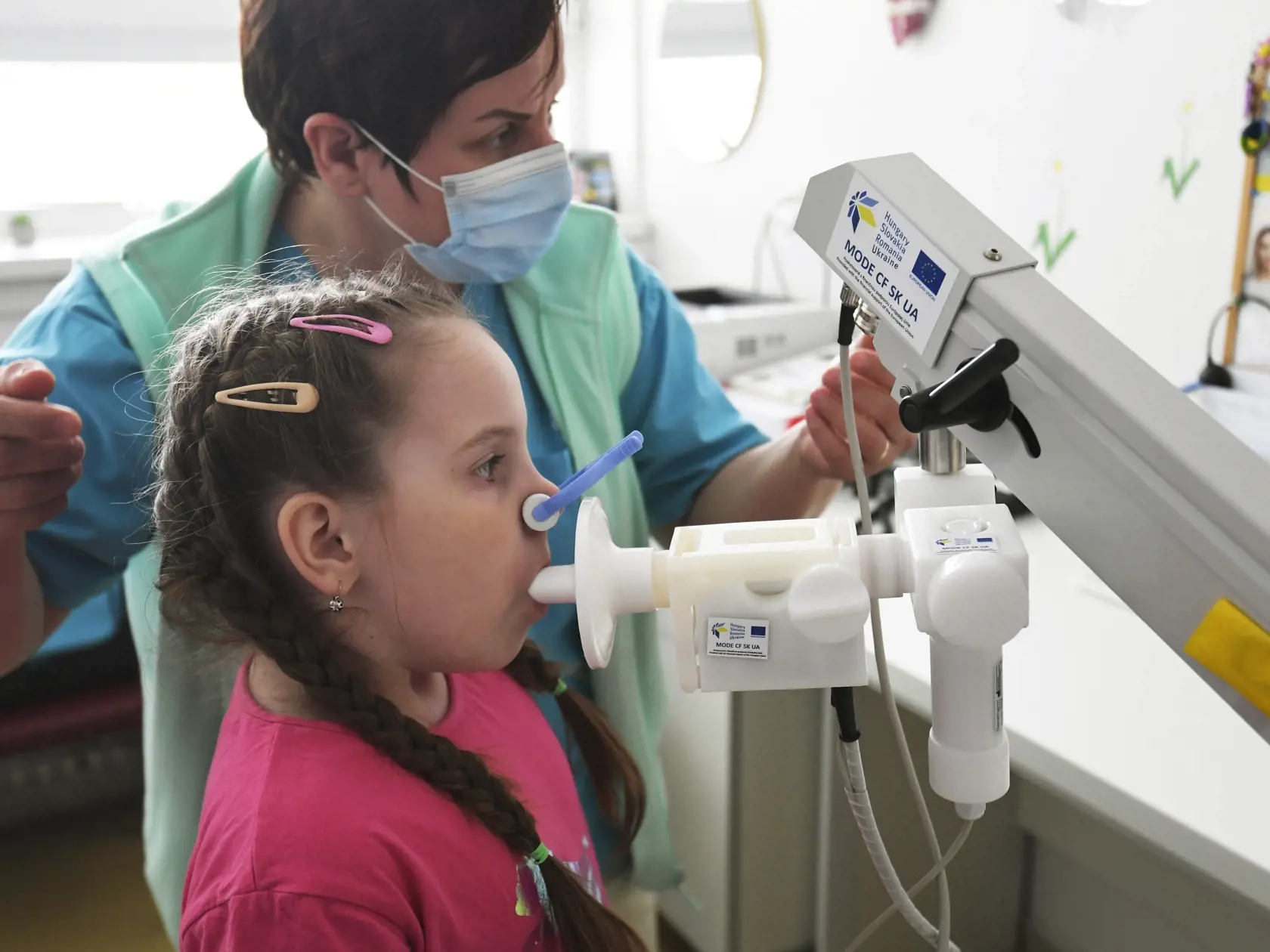 Otvorenie modernizovaného Centra cystickej fibrózy v priestoroch Detskej fakultnej nemocnice v Košiciach 18. mája 2023. Na snímke nový prístroj spirometer, ktorý dokáže diagnostikovať poruchu funkcie pľúc. FOTO TASR – František Iván