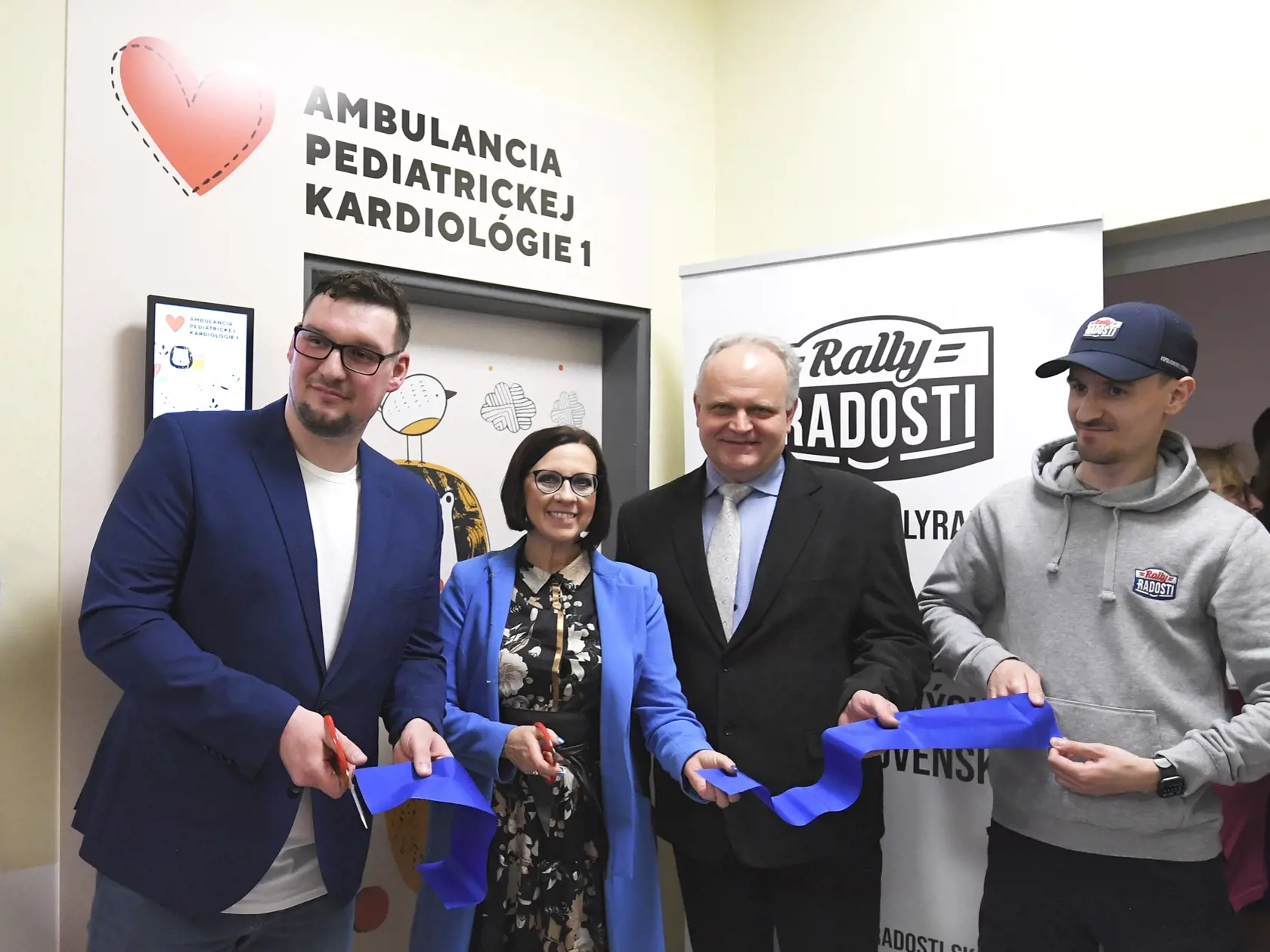 Z otvorenia zrekonštruovaného oddelenia pediatrickej kardiológie v Detskej fakultnej nemocnici (DFN) v Košiciach 18. apríla 2023. Na snímke zľava predseda OZ Rally Radosti Peter Jakabovič, viceprimátorka Košíc Lucia Gurbáľová a riaditeľ DFN Košice Andrej Koman počas strihania pásky. FOTO TASR – František Iván