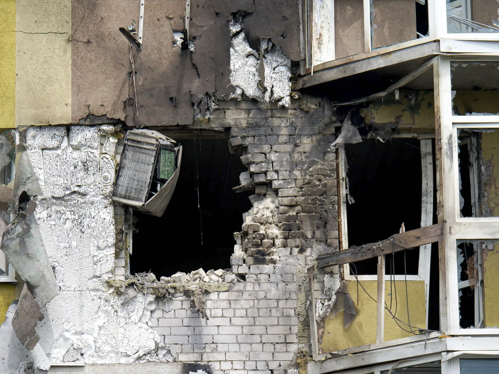 Na snímke rozbité okná a stopy po požiari po páde dronu na obytnú budovu 9. júna 2023 v ruskom meste Voronež.