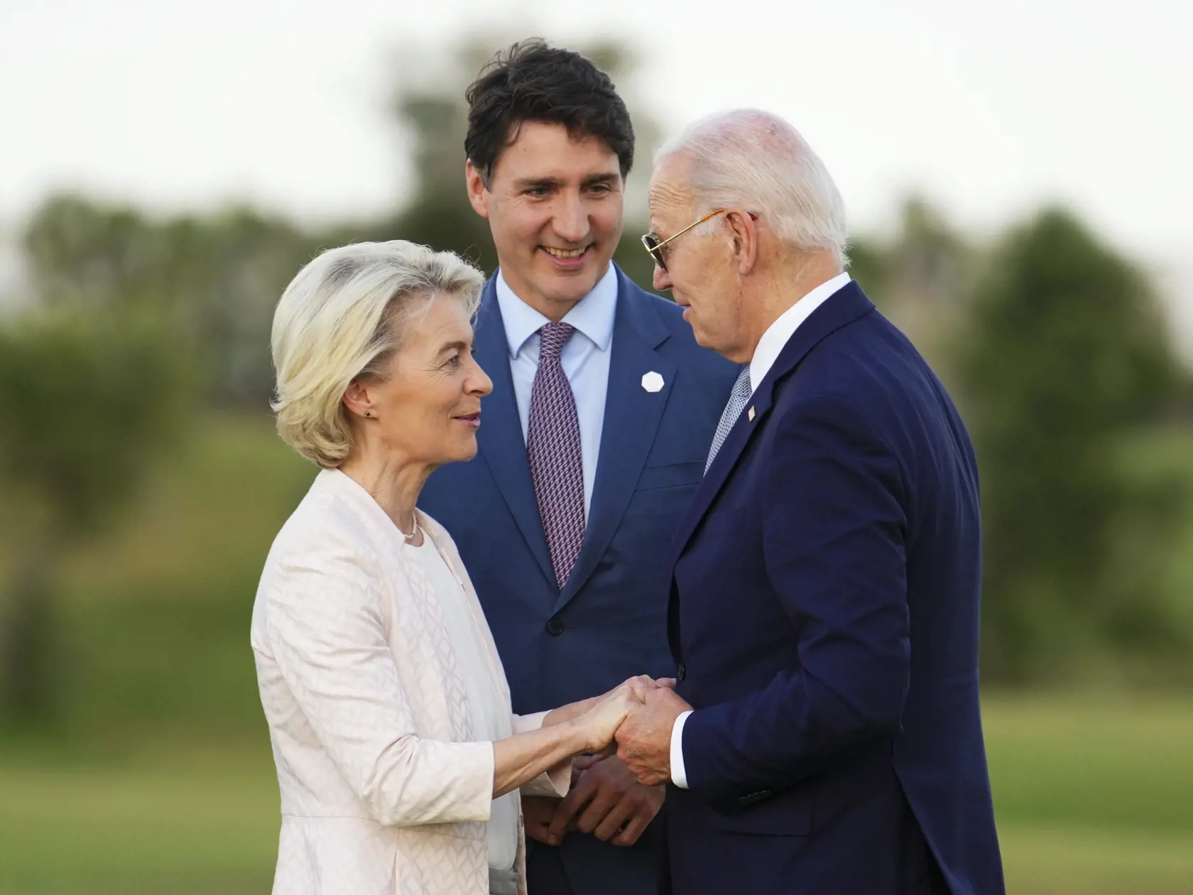 EBE 19 Savelletri di Fasano - Na snímke zľava  predsedníčka Európskej komisie Ursula von der Leyenová, kanadský premiér Justin Trudeau a aerický prezident Joe Biden počas summitu G7 v Savelletri di Fasano v Taliansku vo štvrtok 13 júna 2024. FOTO TASR/AP

Canadian Prime Minister Justin Trudeau, middle, President of the European Commission Ursula von der Leyen, left, and U.S. President Joe Biden talk as they wait for the start of a skydiving exhibition during the G7 Summit in Savelletri di Fasano