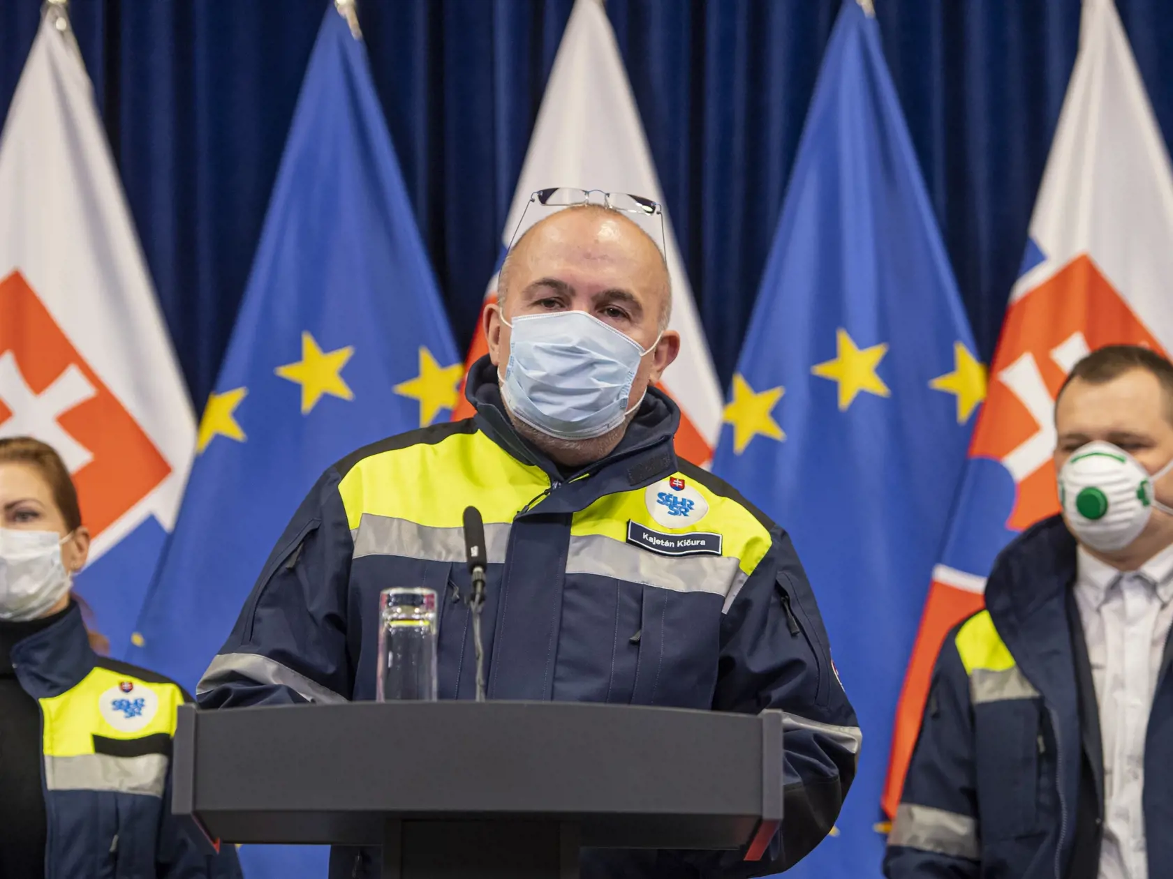 Na snímke predseda Správy štátnych hmotných rezerv (SŠHR) SR Kajetán Kičura hovorí s novinármi počas mimoriadneho rokovania vlády SR v Bratislave 15. marca 2020.