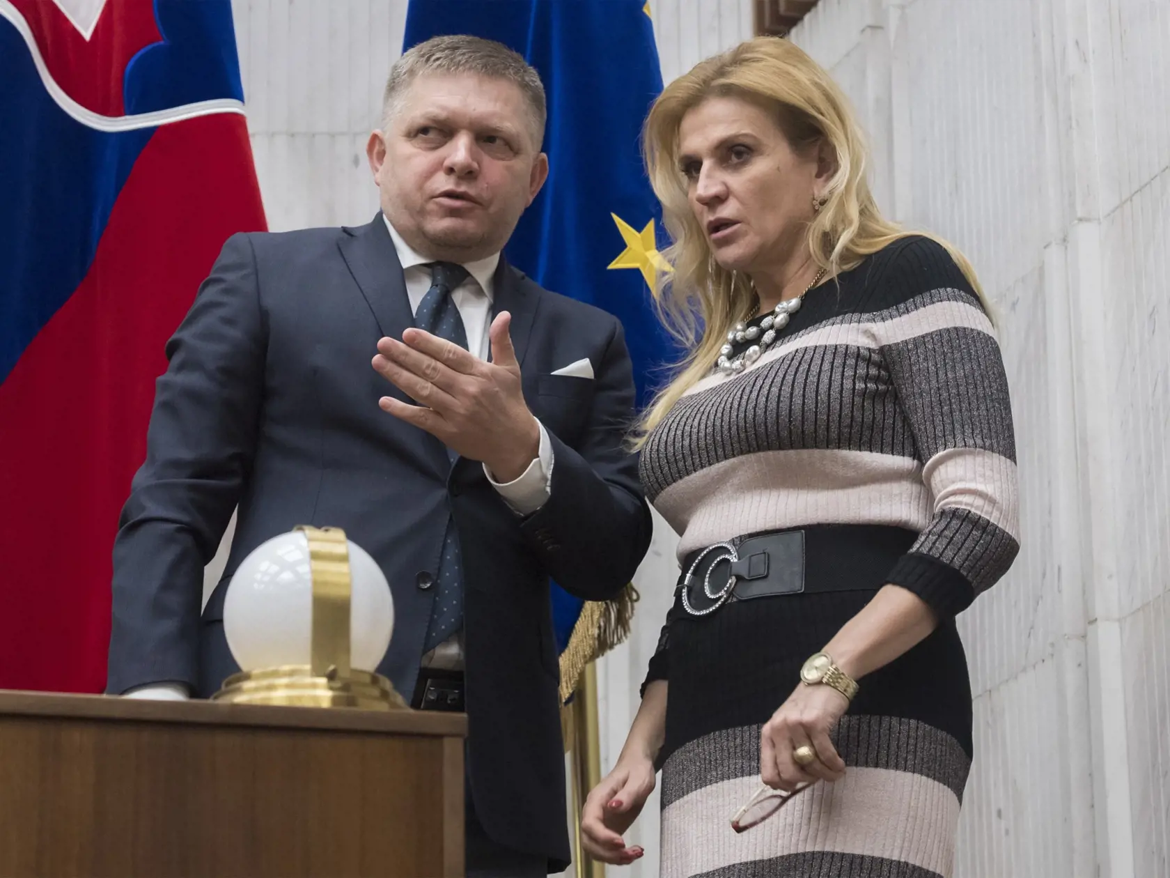 Na snímke poslanci NR SR vľavo Robert Fico a Jana Vaľová (obaja SMER-SD) počas mimoriadnej 58. schôdze parlamentu SR 25. februára 2020 v Bratislave.