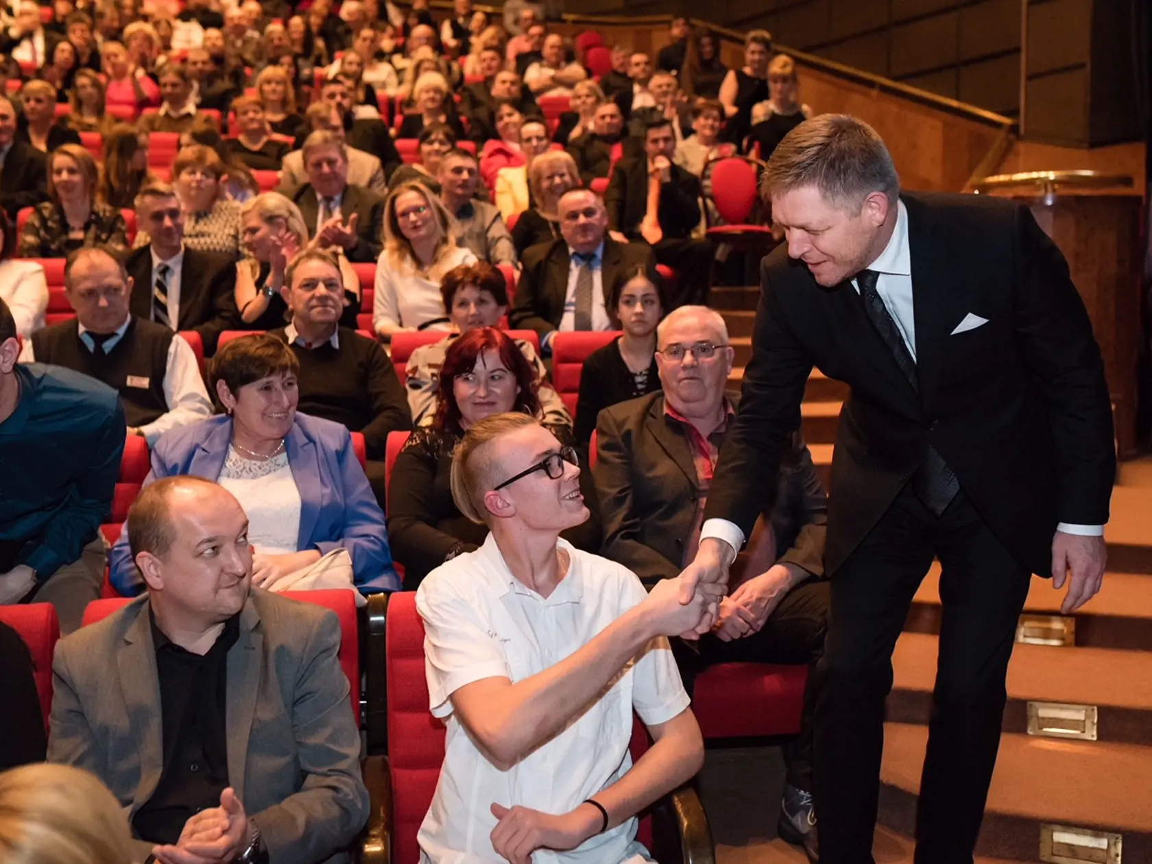 Podporovateľ: Robert Fico v Divadle Andreja Bagara takto zdravil hostí bezpečnostnej služby Bonul.