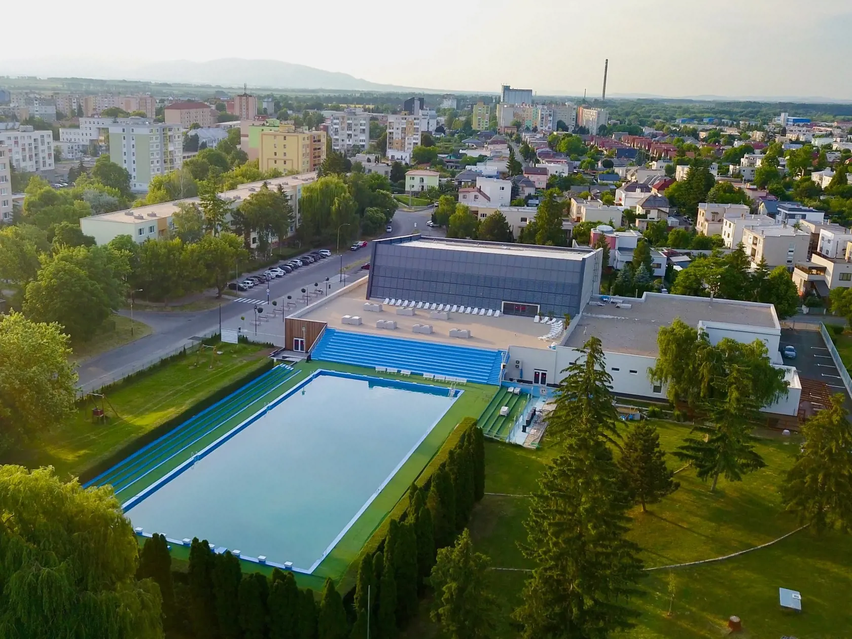 Budova zrekonštruovanej mestskej plavárne v Trebišove.