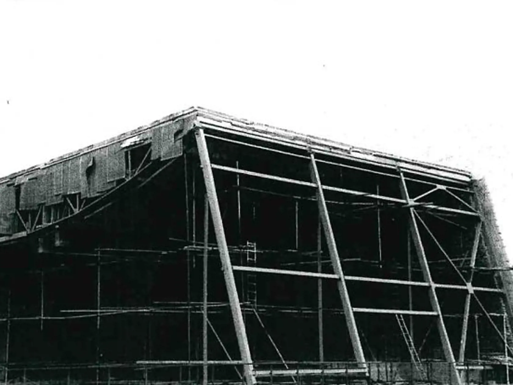 Fotografia mestskej plavárne v Trebišove počas výstavby v 70. rokoch.