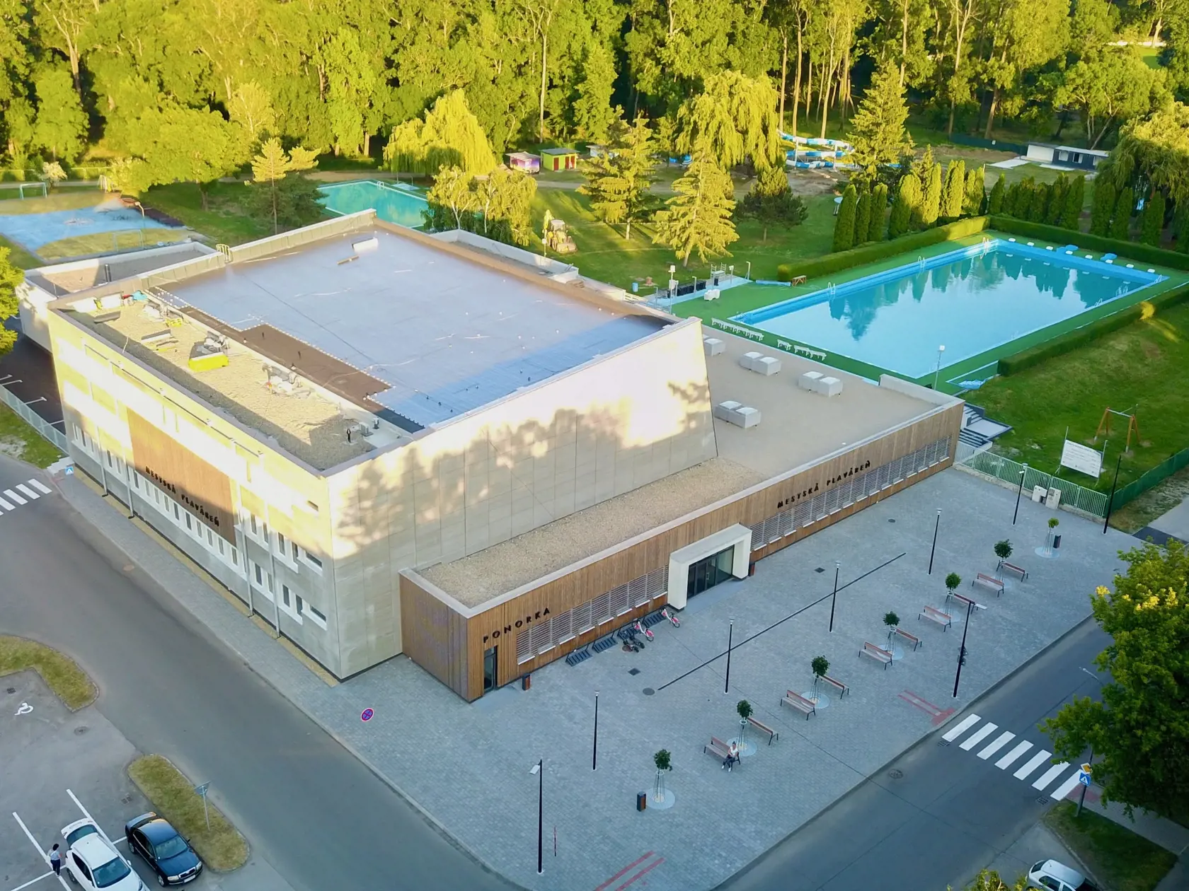 Budova zrekonštruovanej mestskej plavárne v Trebišove.
