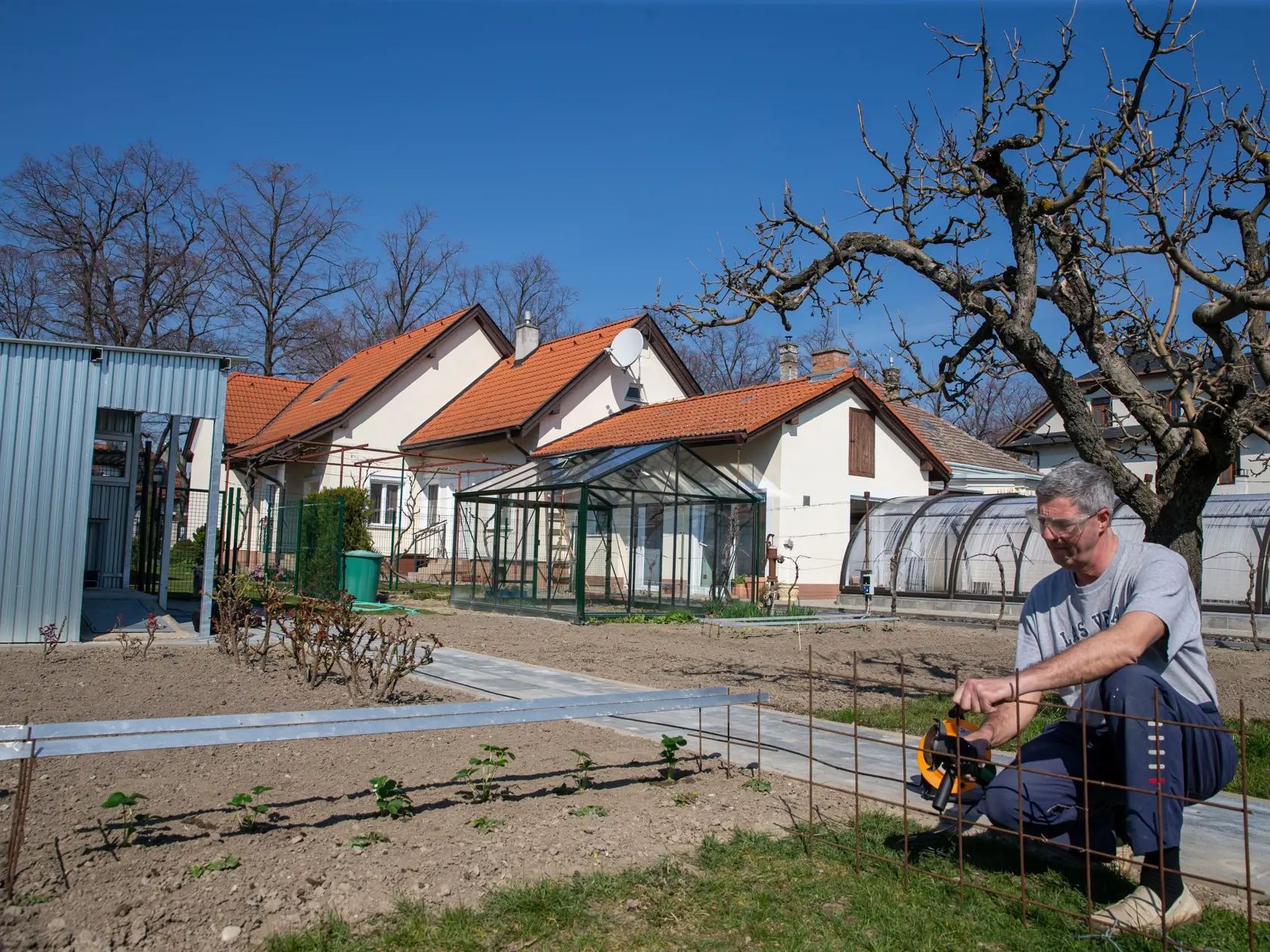 Na snímke je Béla Bugár pri jarných prácach vo svojej záhrade v Šamoríne. 