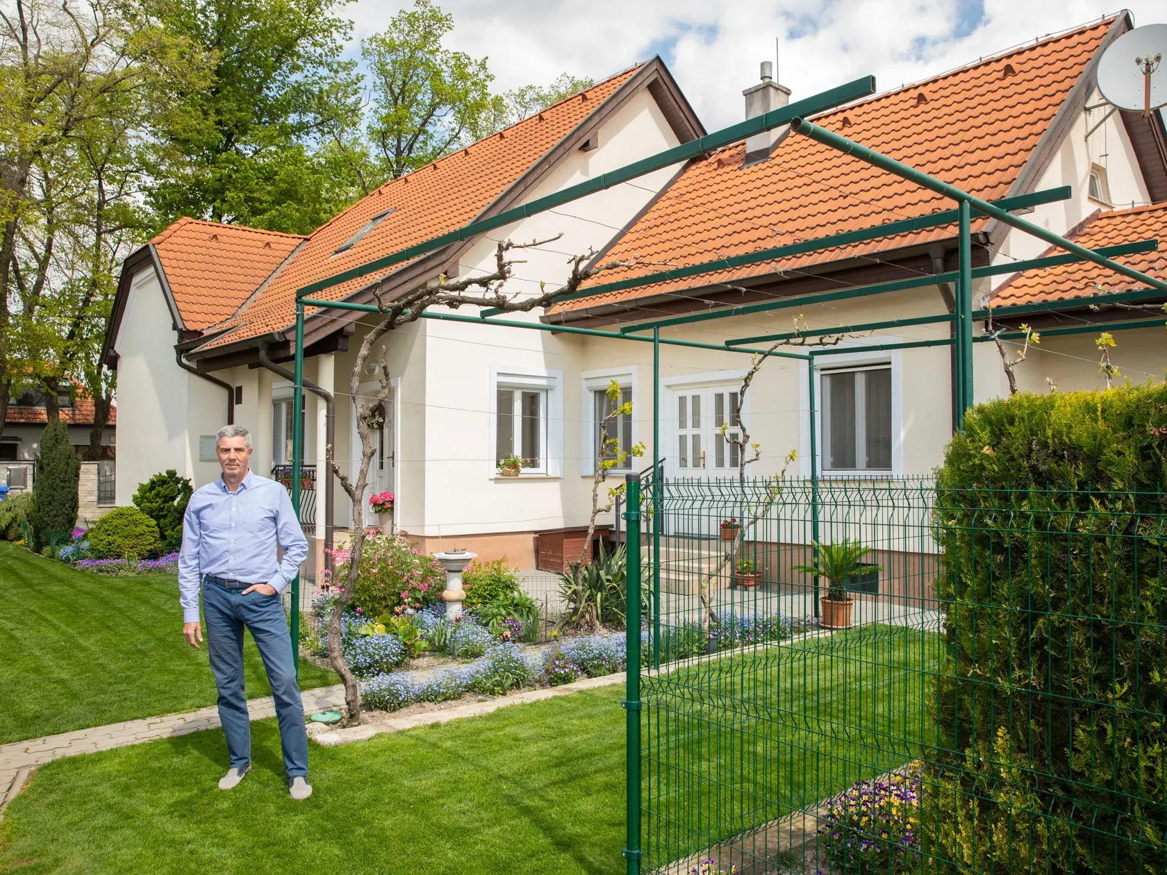 Na snímke je bývalý politik Béla Bugár vo svojom rodinnom dome v Šamoríne kde býva už 35 rokov Na záhrade pestuje rôzne druhy zeleniny aj vinič.