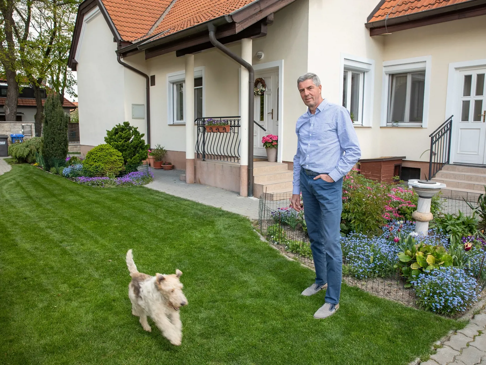 Na snímke je bývalý politik Béla Bugár vo svojom rodinnom dome v Šamoríne kde býva už 35 rokov Na záhrade pestuje rôzne druhy zeleniny aj vinič.