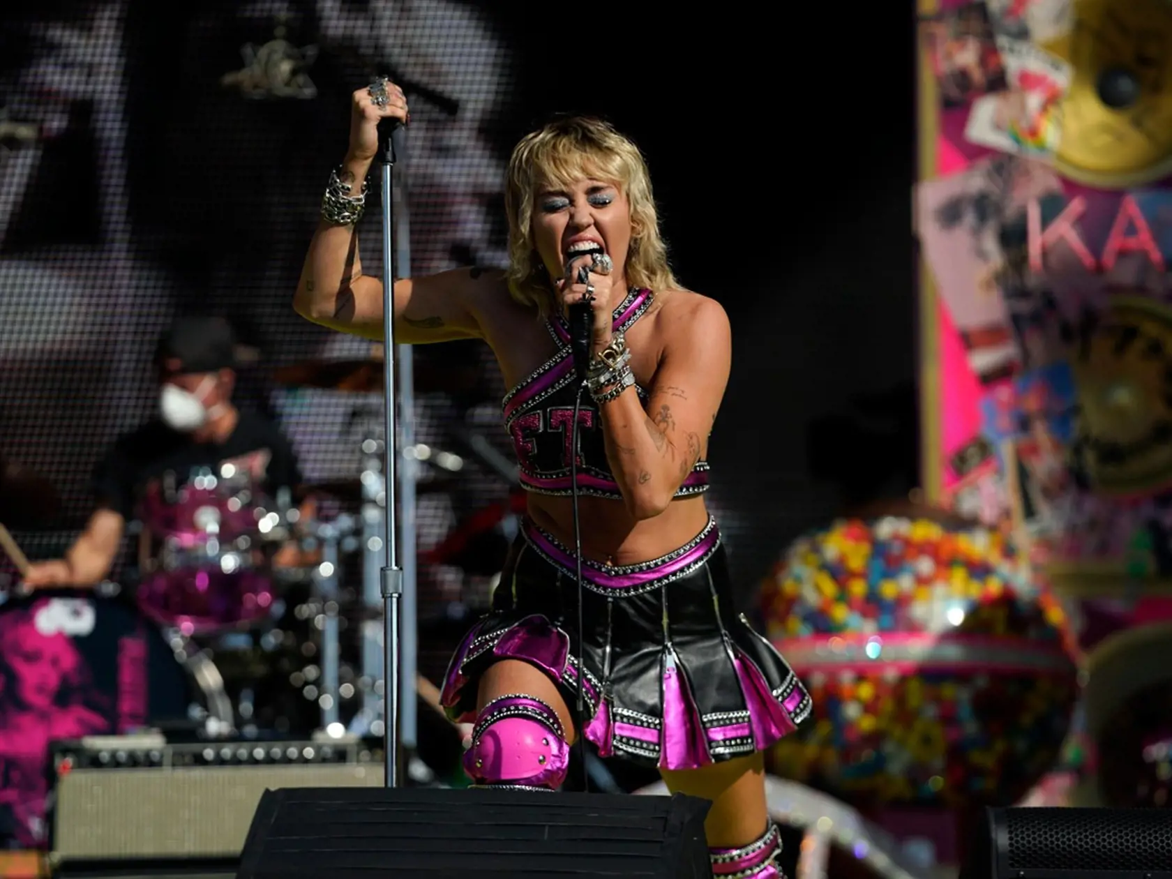 Speváčka Miley Cyrus počas svojho vystúpenia na Super Bowle LV.
