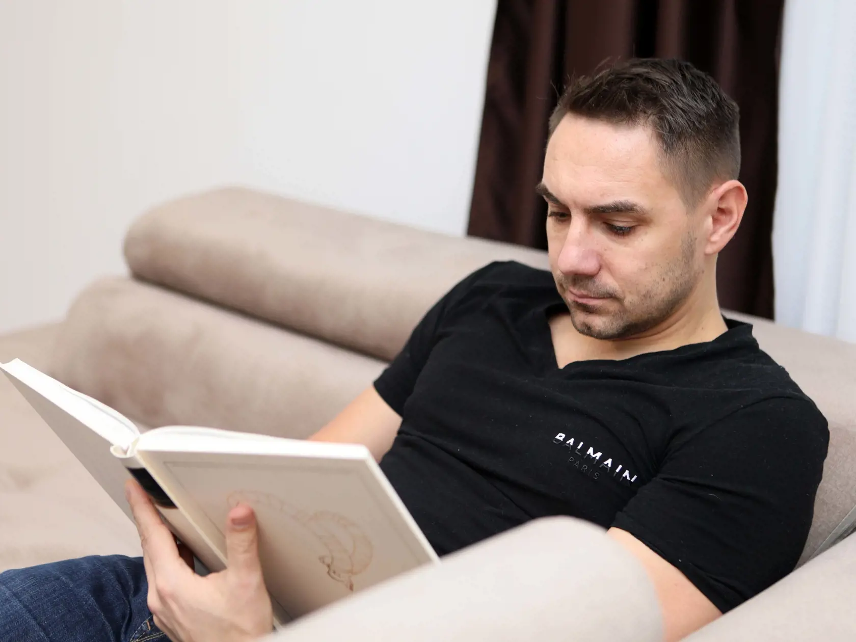 Starú sedačku za novú vymenil pred troma mesiacmi a je jeho najobľúbenejším miestom na relax.