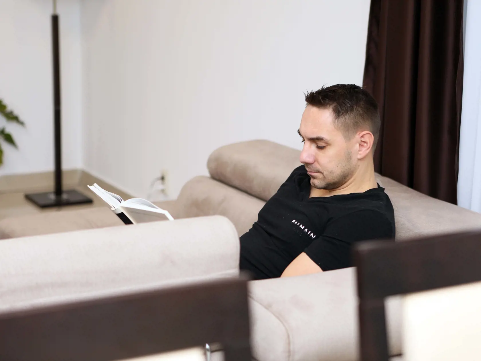 Miestom, kde poslanec relaxuje najradšej je sedačka v obývačke.
