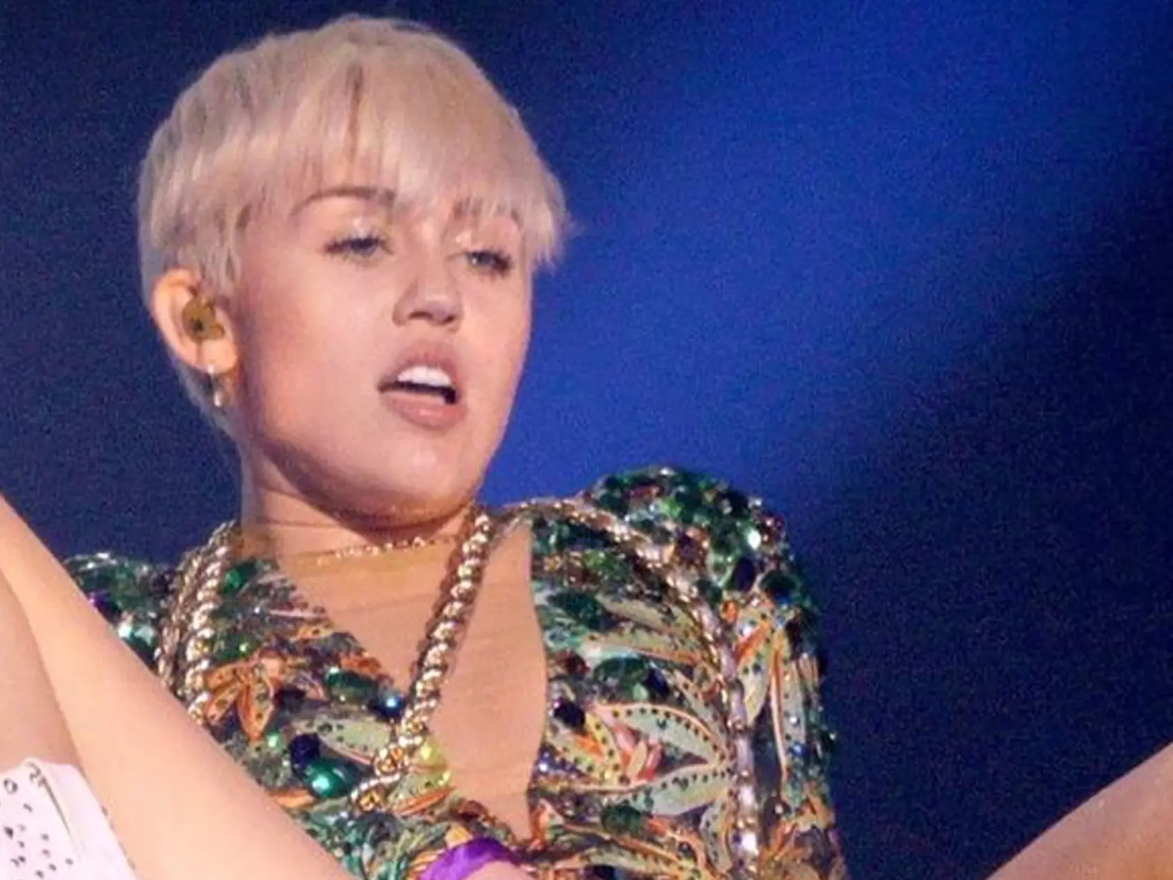 Do rozkroku si rada na koncertoch siaha aj speváčka Miley Cyrusová.