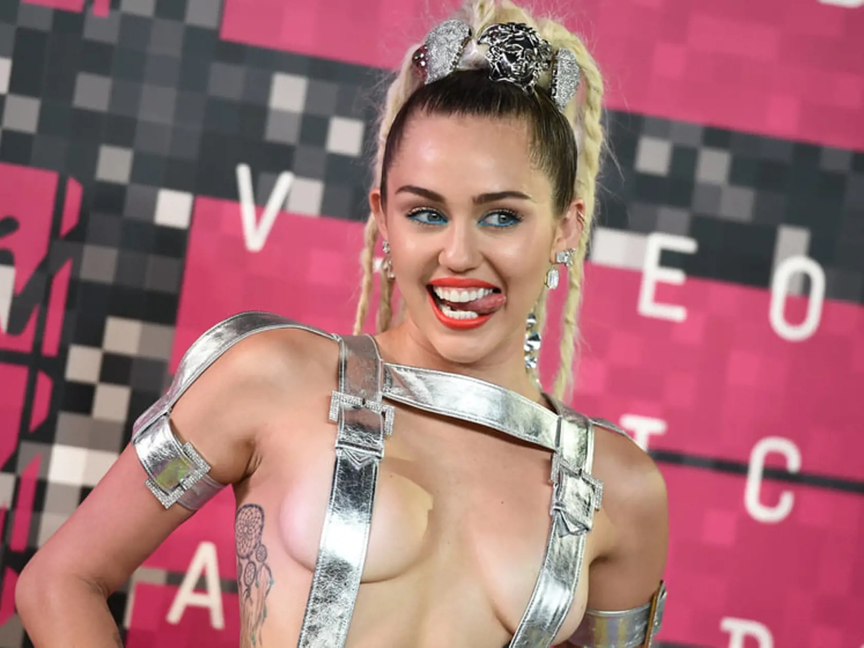 Dnes Miley Cyrus vyvoláva jeden škandál za druhým.