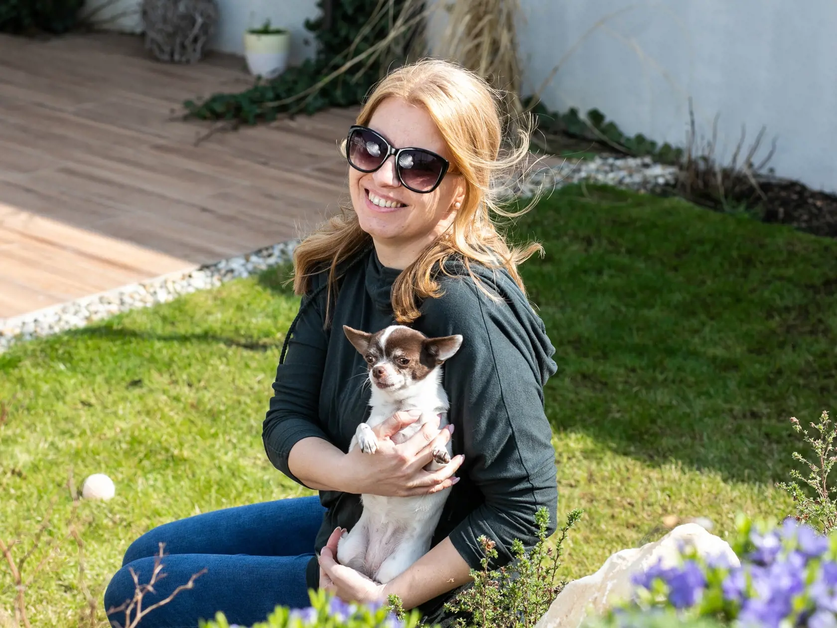 Na fotke prvá slovenská prezidentka Zuzana Čaputová. Práca v záhrade je pre ňu relaxom.