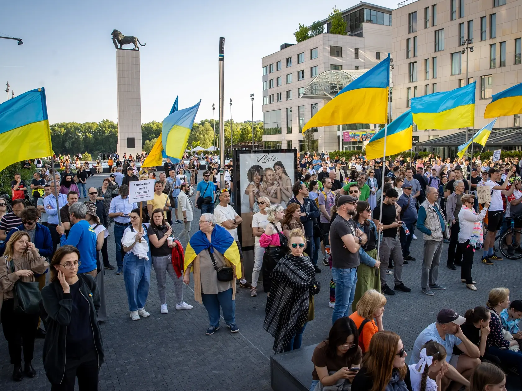 Na snímke protest pred novou budovou Slovenského národného divadla, počas vystúpenia ruskej opernej speváčky Anny Netrebko.