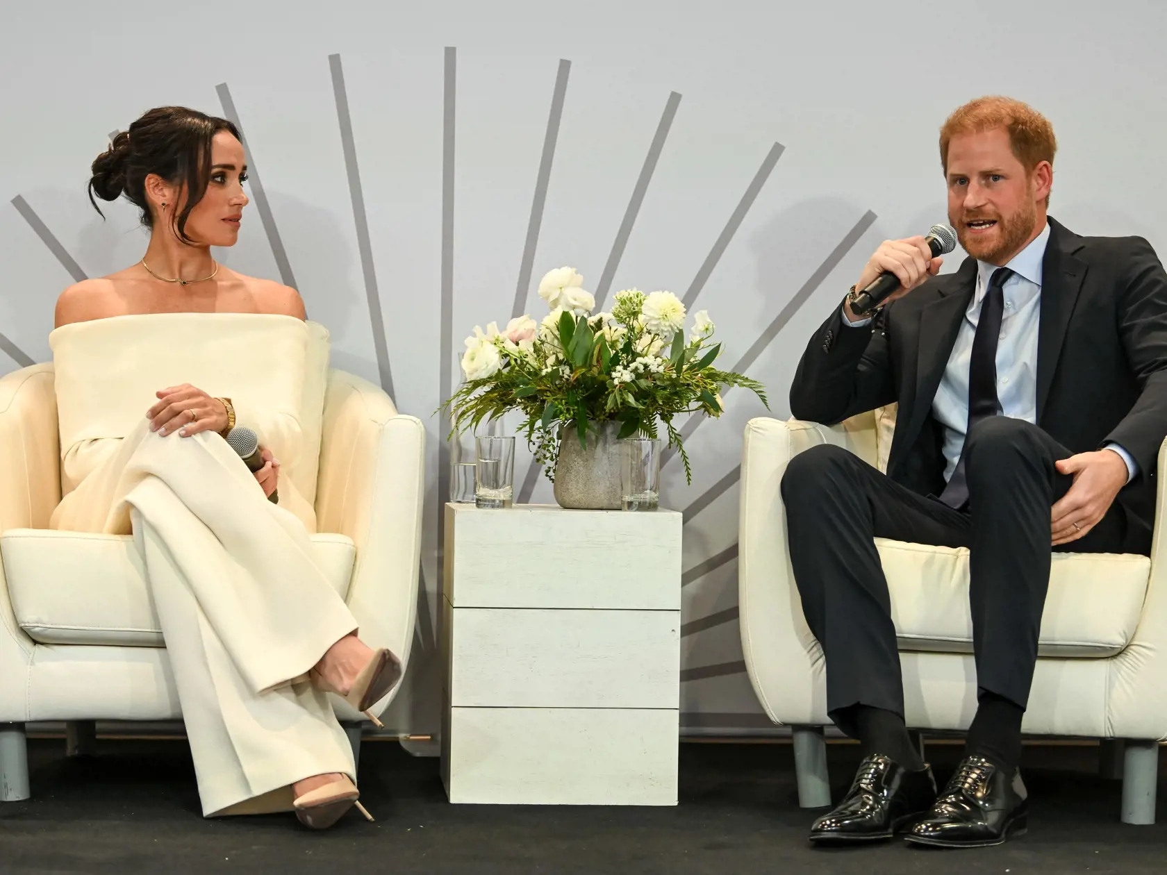 Princ Harry (vpravo) a jeho manželka Meghan (vľavo).
