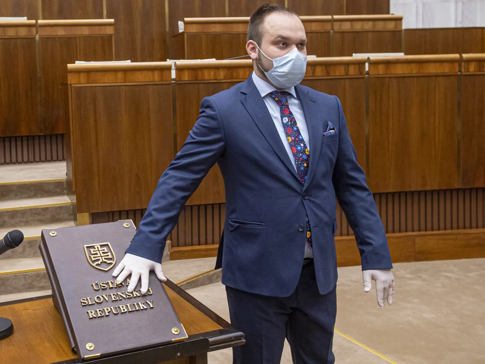 Poslanec klubu OĽaNO Tomáš Šudík (25) prišiel s nečakaným návrhom! Chce zatočiť s nelegálnou prostitúciou a to nie hocijako. Navrhuje totiž, aby sa k ženám poskytujúcim sexuálne služby pristupovalo rovnako ako k bežným živnostníčkam. Kým Šudík otvára novú agendu, odborníci upozorňujú, že jeho motiváciou zrejme nie je pomoc ženám.