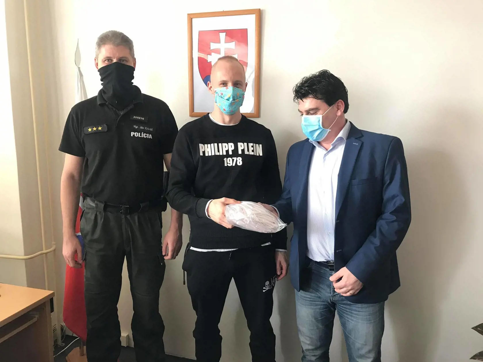 Policajtom v Žiari nad Hronom, ale aj pracovníkom v nemocnici, šoférom MHD či ľudom bez domova rozdával rúška aj útočník Slovana Bratislava Radovan Puliš.