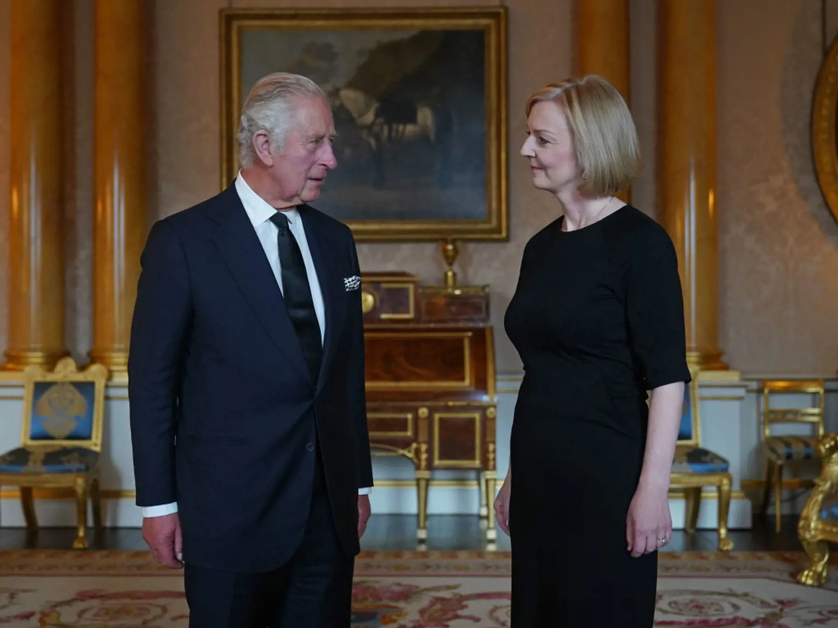 Britská premiérka Liz Trussová a vysokopostavení členovia vlády v sobotu popoludní zložili prísahu vernosti novému britskému kráľovi Karolovi III. v Dolnej Snemovni britského parlamentu.