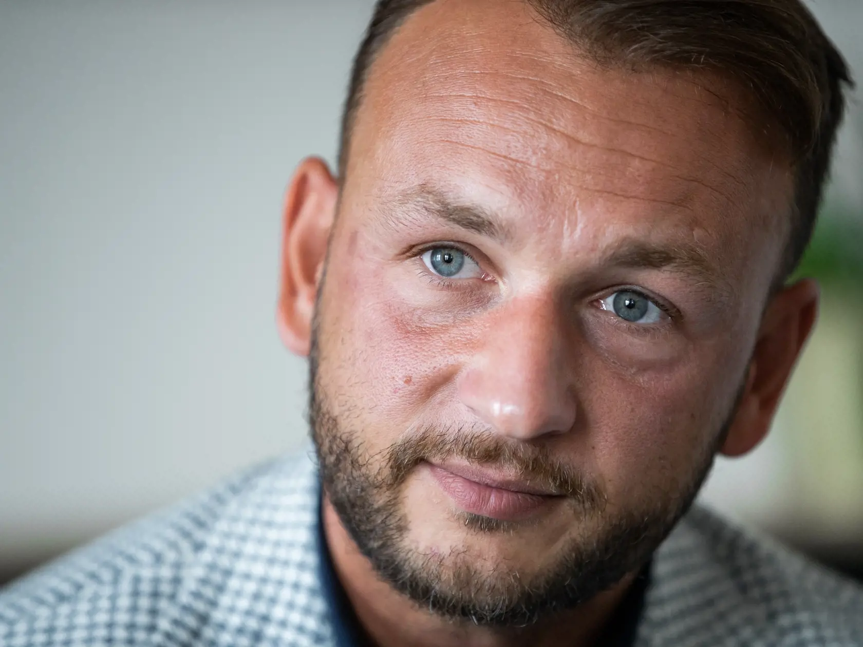 Aj poslanec mimoparlamentného Hlasu-SD Matúš Šutaj Ešok (34) má proti poslancovmu plánu výhrady. „Nečudujem sa poslancovi Šudíkovi, že chce legalizovať prostitúciu, pretože mnohí predstavitelia vládnej koalície sa presne tak správajú. Za tučné poslanecké platy sú ochotní zabudnúť na morálku, dobré vychovanie a všetky sľuby ľuďom a držať sa svojich osobných výhod za akúkoľvek cenu,” odkázal.