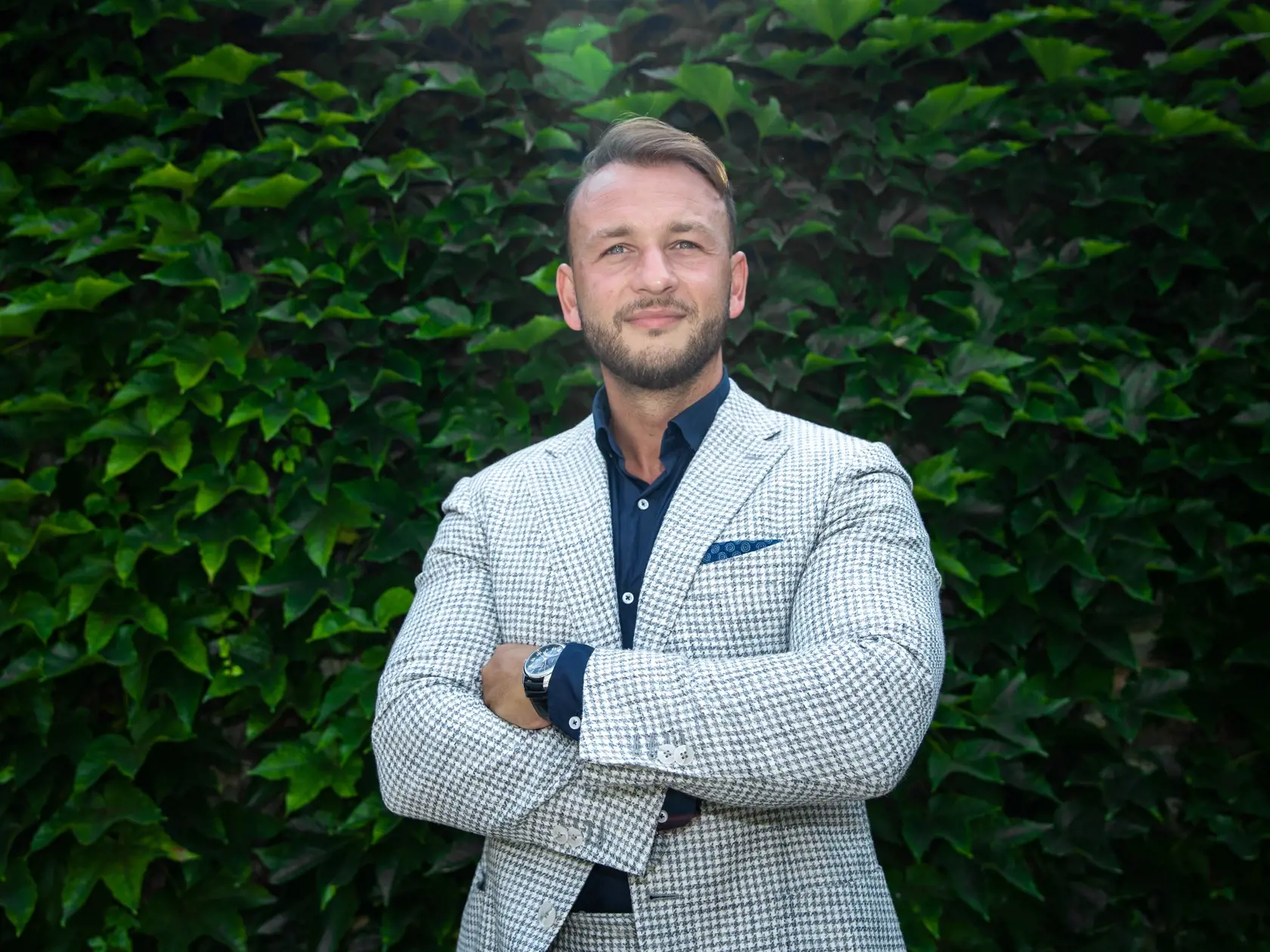 „Nečudujem sa poslancovi Šudíkovi, že chce legalizovať prostitúciu, pretože mnohí predstavitelia vládnej koalície sa presne tak správajú. Za tučné poslanecké platy sú ochotní zabudnúť na morálku, dobré vychovanie a všetky sľuby ľuďom a držať sa svojich osobných výhod za akúkoľvek cenu," uviedol Matúš Šutaj Eštok (Hlas-SD).