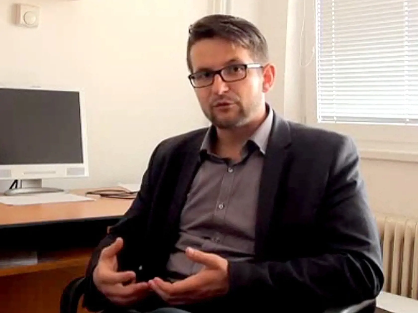 „Toto opäť len do veľkej miery podčiarkujú to, akým spôsobom bol zložený klub OľaNO. Možno sú politicky nezrelí a naivní,“ uviedol Lenč.