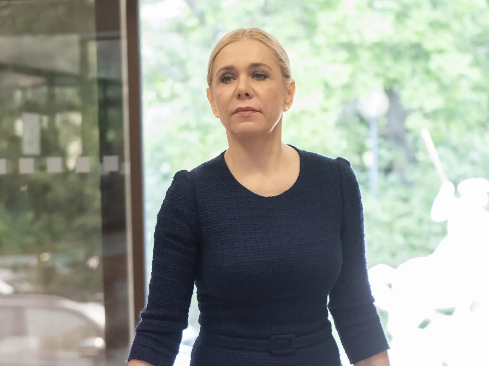 Na snímke podpredsedníčka vlády a ministerka hospodárstva Denisa Saková prichádza na mimoriadne zasadnutie Bezpečnostnej rady SR a rokovanie vlády SR v Bratislave vo štvrtok 16. mája 2024. Vláda sa za zatvorenými dverami poradí, ako bude ďalej postupovať vo vedení krajiny po útoku na premiéra Roberta Fica (Smer-SD). Uviedla to ministerka hospodárstva Denisa Saková (Hlas-SD).Stav premiéra Roberta Fica (Smer-SD) je po operácii stabilizovaný, ale naďalej je vážny. Informoval o tom vicepremiér Rober