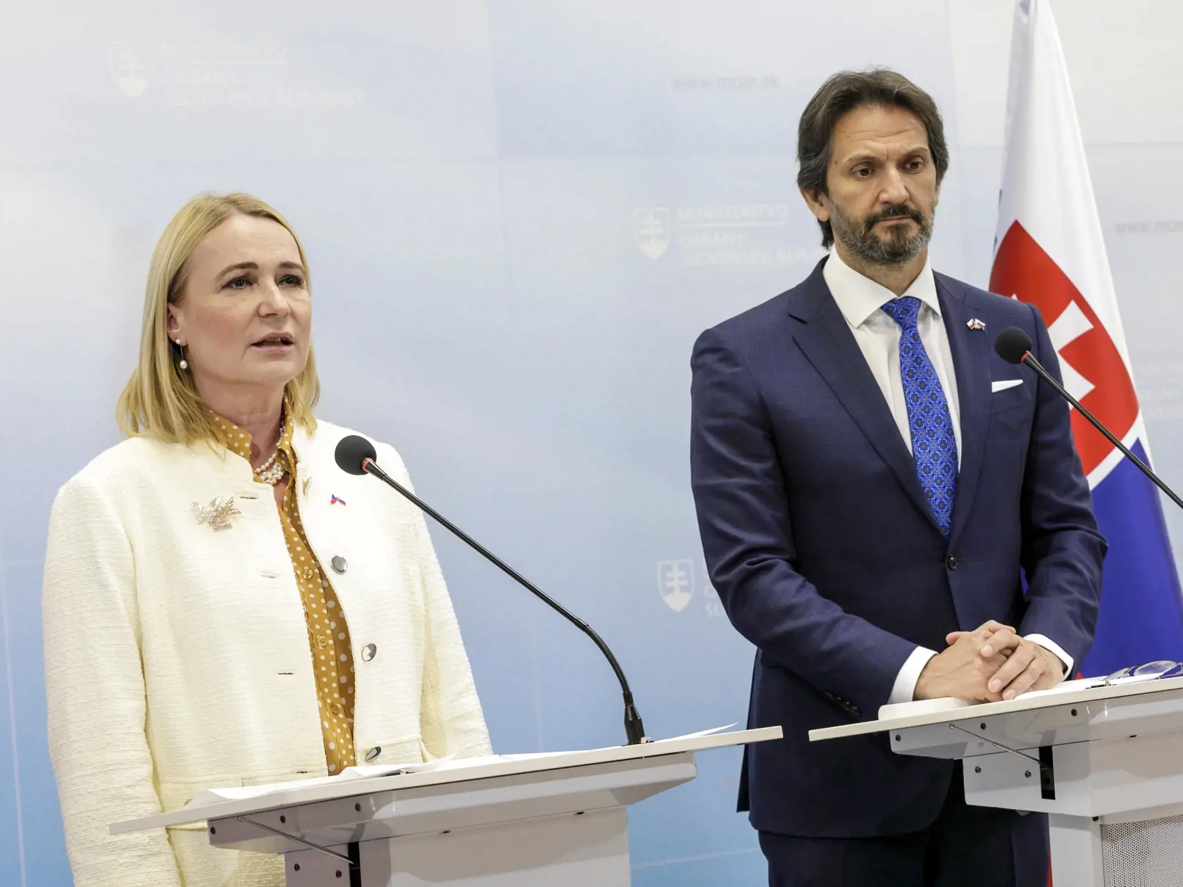 Na snímke podpredseda vlády a minister obrany SR Robert Kaliňák a ministerka obrany ČR Jana Černochová počas tlačovej konferencie pri príležitosti oficiálnej návštevy českej ministerky obrany na Slovensku v Bratislave 6. marca 2025. 