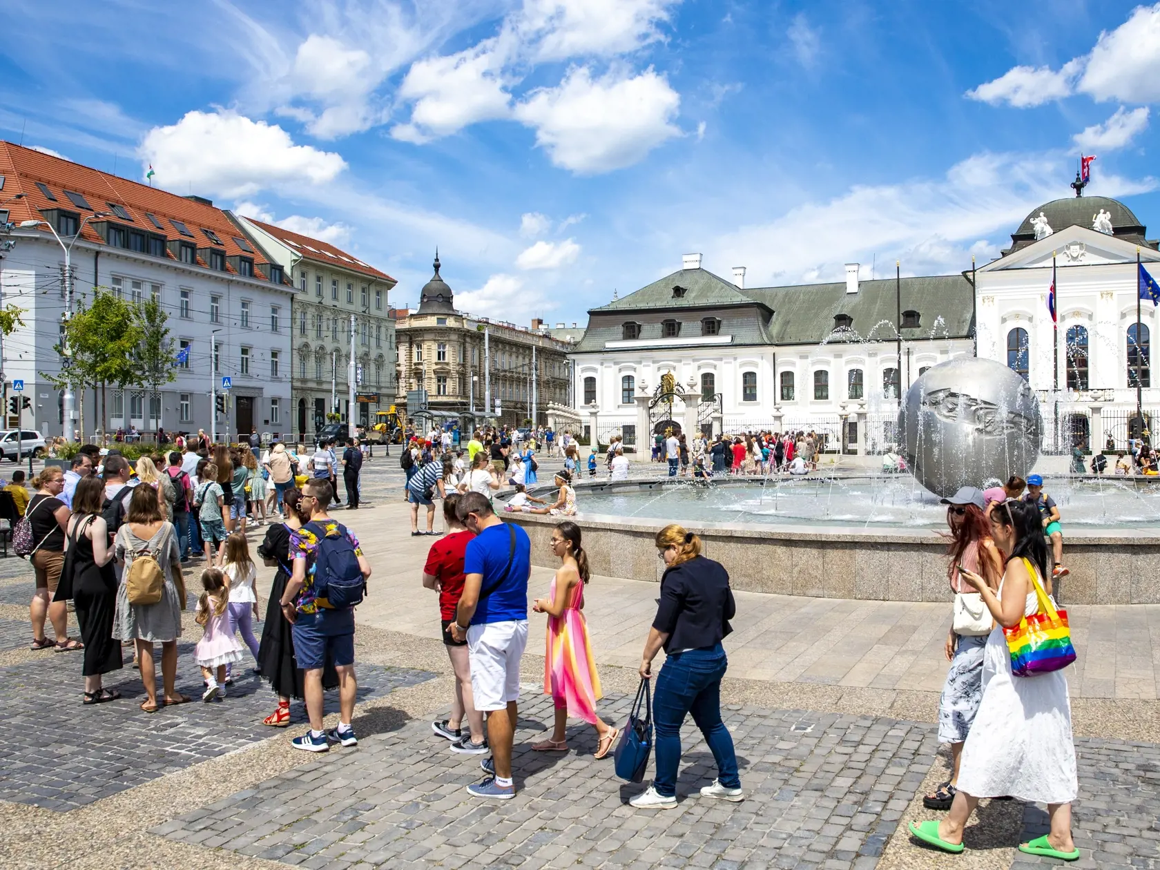 V Prezidentskom paláci sa konal “Deň otvorených dverí” kde sa verejnosť mohla stretnúť aj s prezidentkou Zuzanou Čaputovou. 
