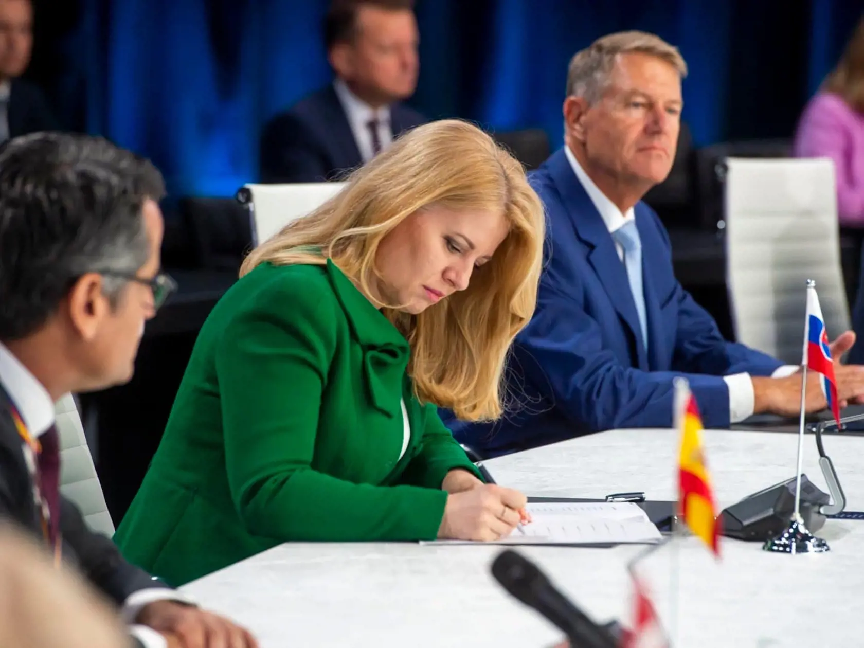 Na samite NATO v Madride Slovensko reprezentovala prezidentka Zuzana Čaputová. Samit ukončila prezidentka v bielych šatách so zeleným sakom.